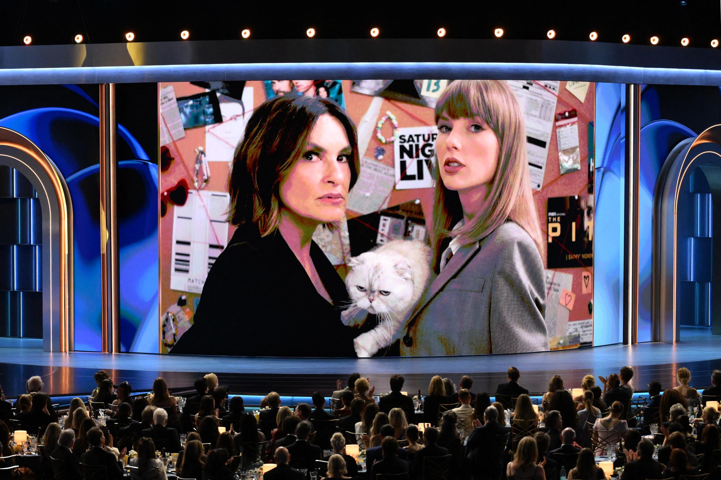 Mariska Hargitay, Taylor Swift y la gata de Swift, Olivia Benson, aparecen en pantalla durante un sketch pregrabado para la 78.ª edición de los Premios Primetime Emmy, celebrada en el Peacock Theater de Los Ángeles el 14 de septiembre de 2026. | Fuente: Getty Images
