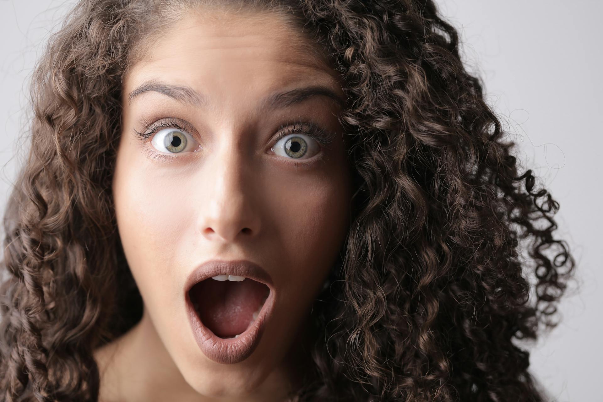 Primer plano de una mujer en estado de shock | Fuente: Pexels