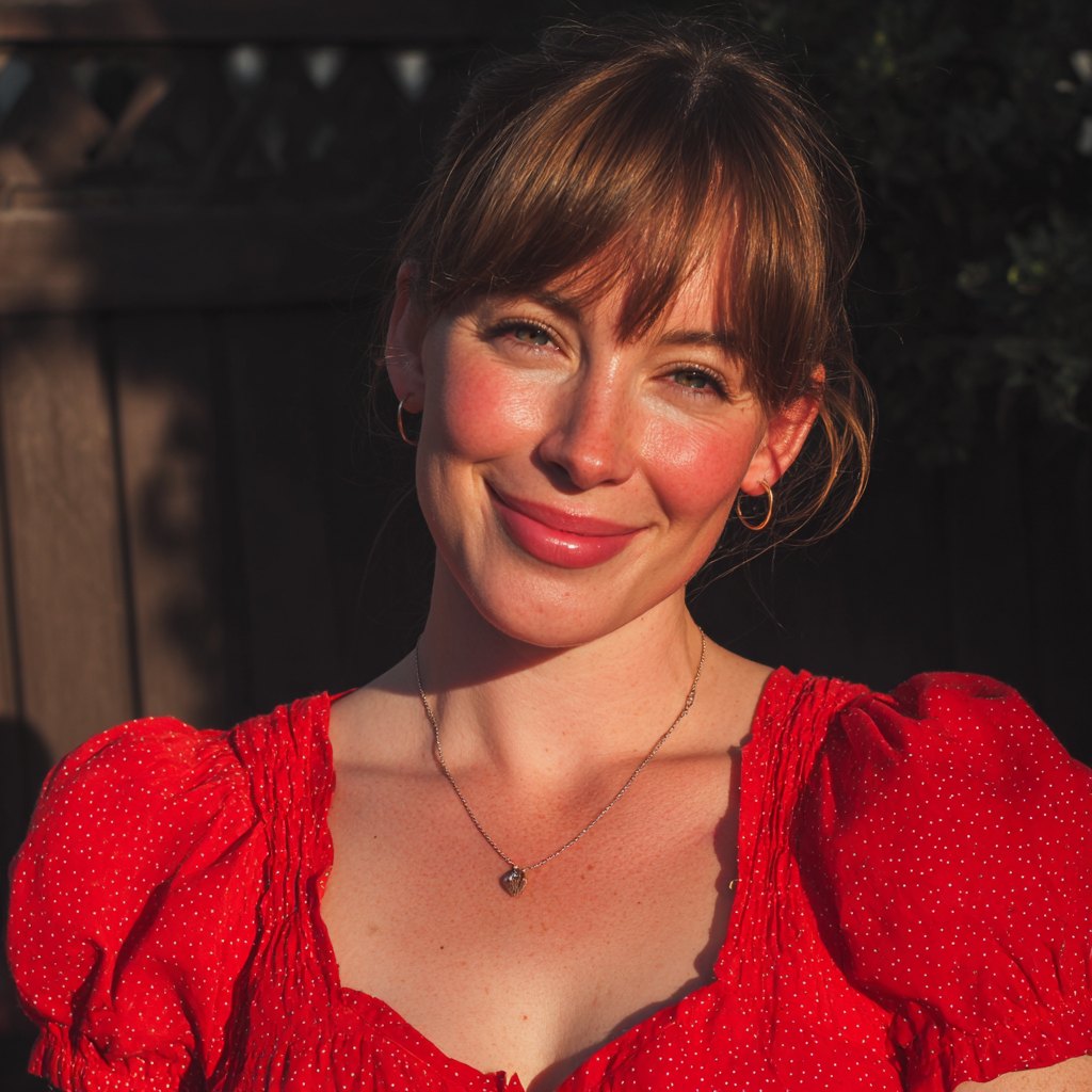 Una mujer sonriente con un vestido rojo | Fuente: Midjourney