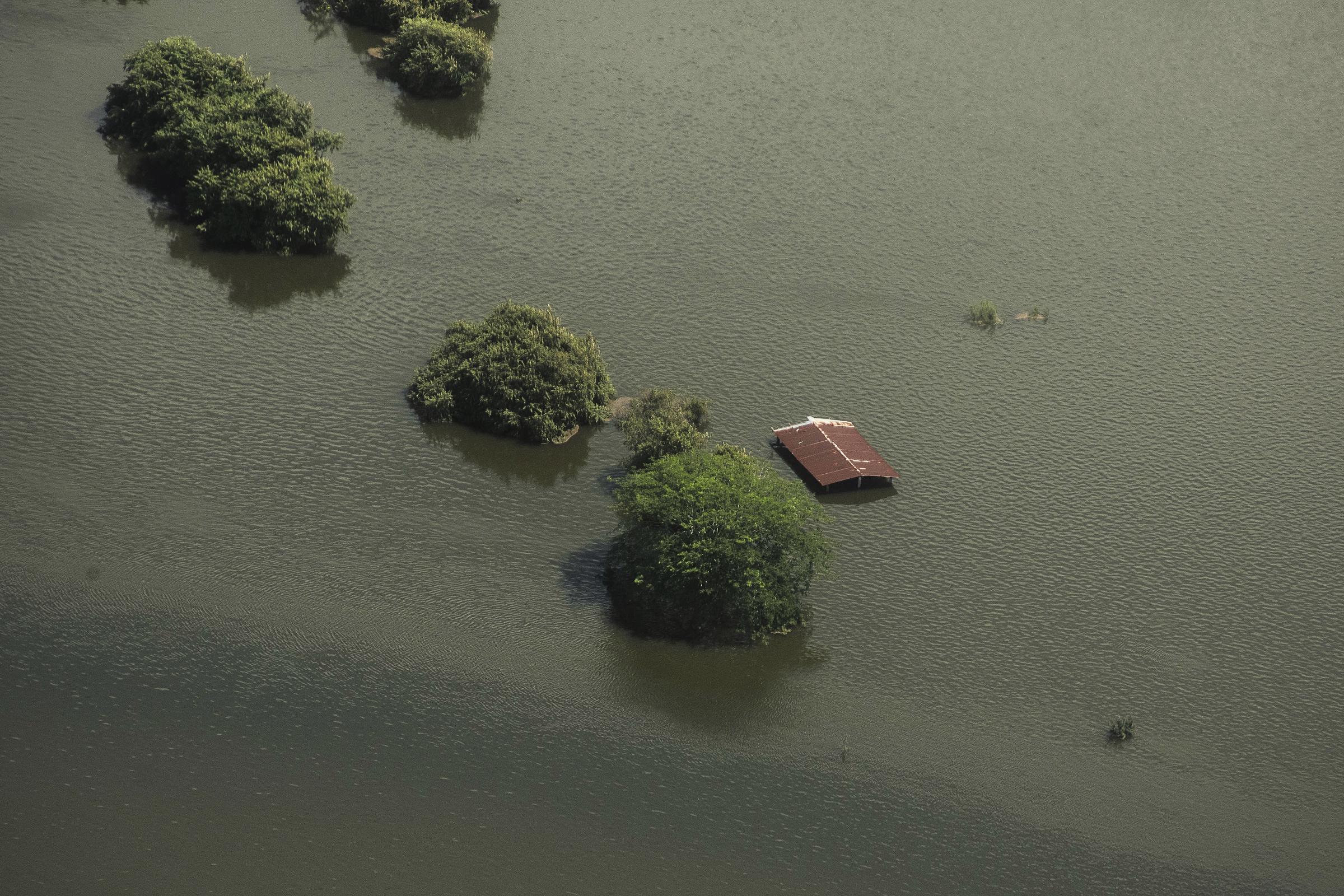 Esta vista aérea, tomada durante un sobrevuelo de la Armada de México, muestra una casa inundada tras las fuertes lluvias en Poza Rica, Veracruz, México, el 11 de octubre de 2025. | Fuente: Getty Images