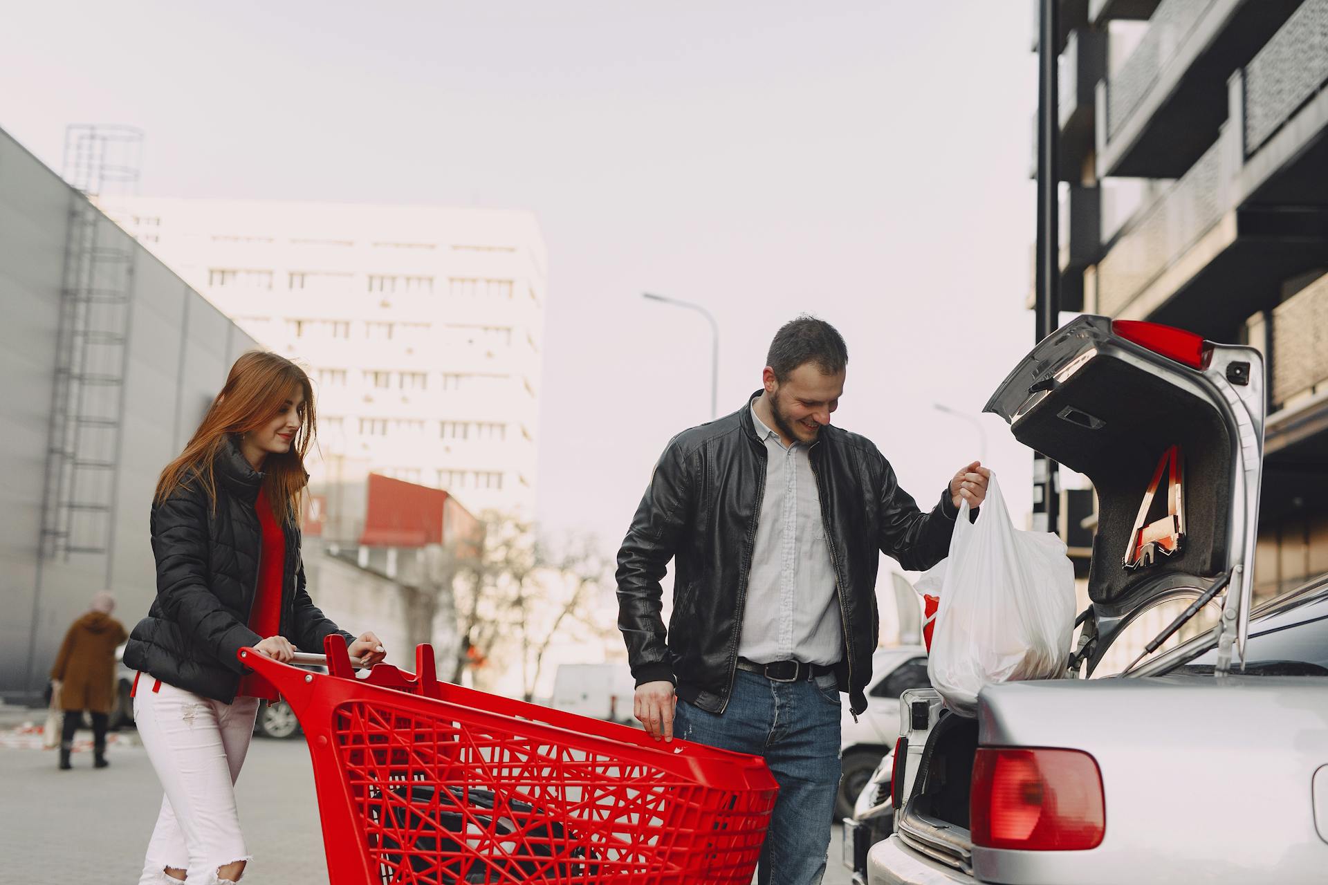 Un hombre ayuda a cargar bolsas en el automóvil de una mujer | Fuente: Pexels
