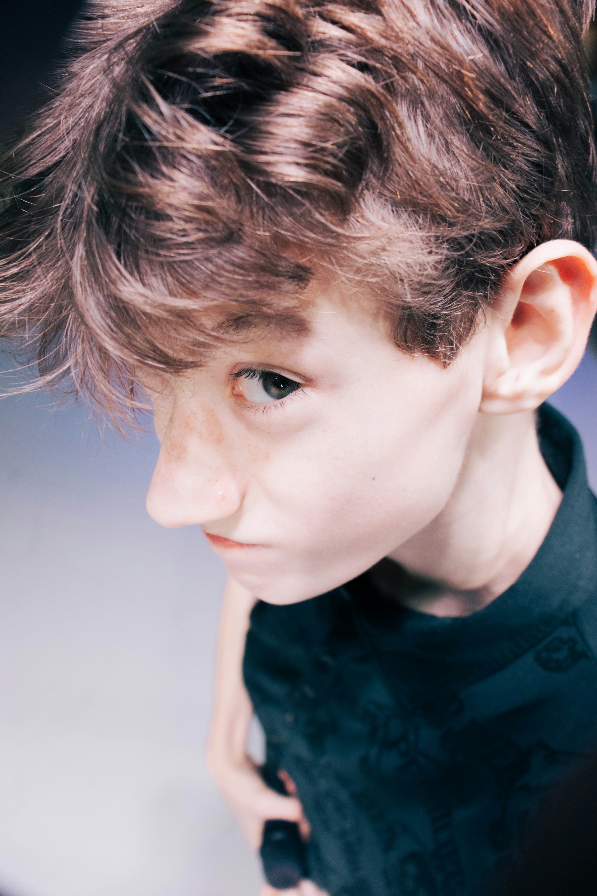 Un chico mirando a alguien | Fuente: Unsplash