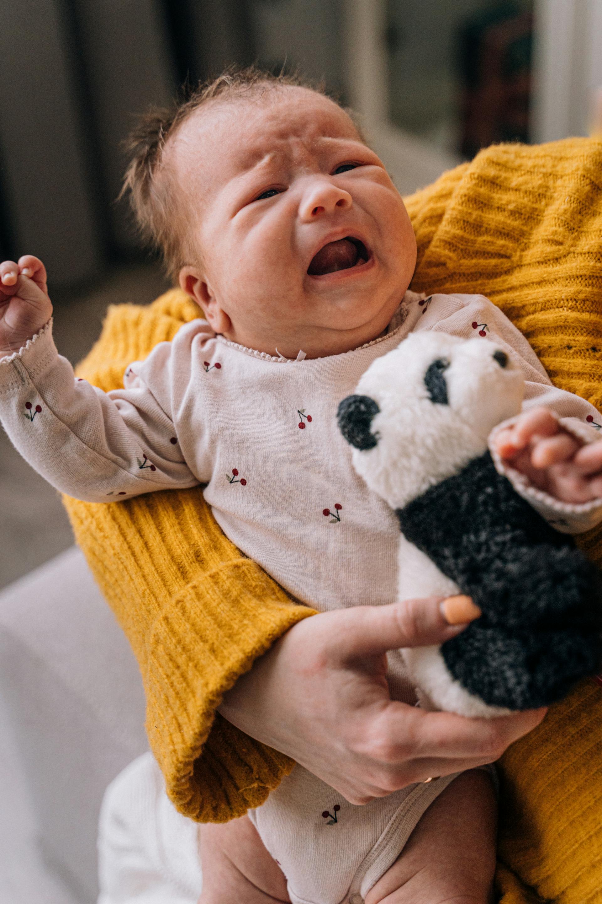 Una mujer con un bebé en brazos | Fuente: Pexels