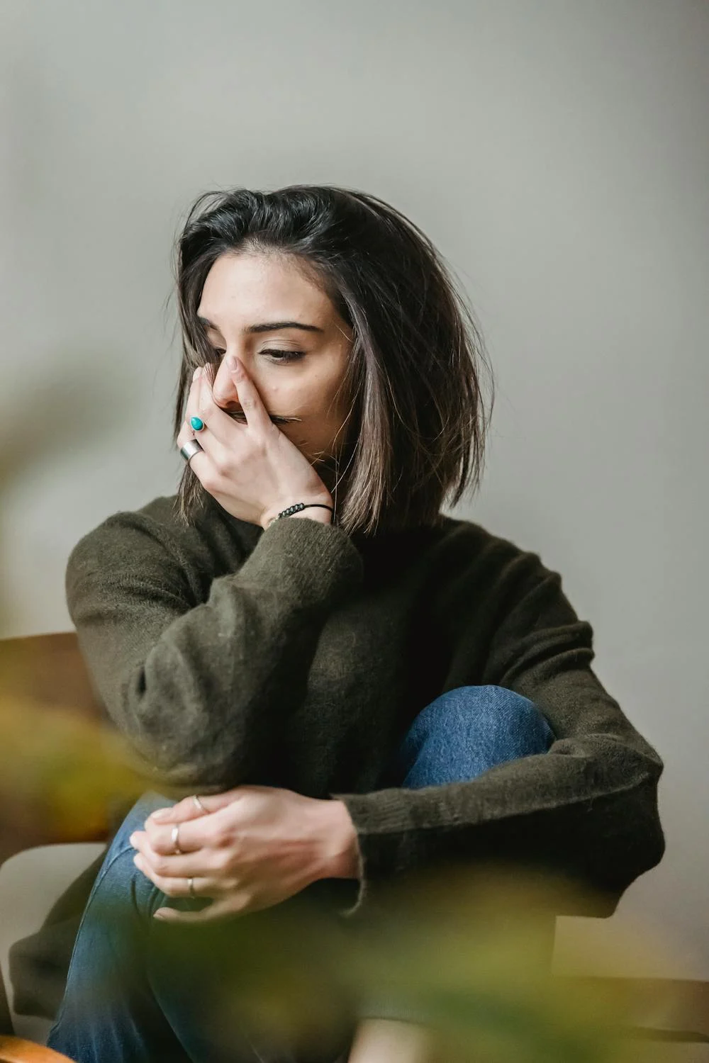 Una mujer triste sentada en una silla | Fuente: Pexels