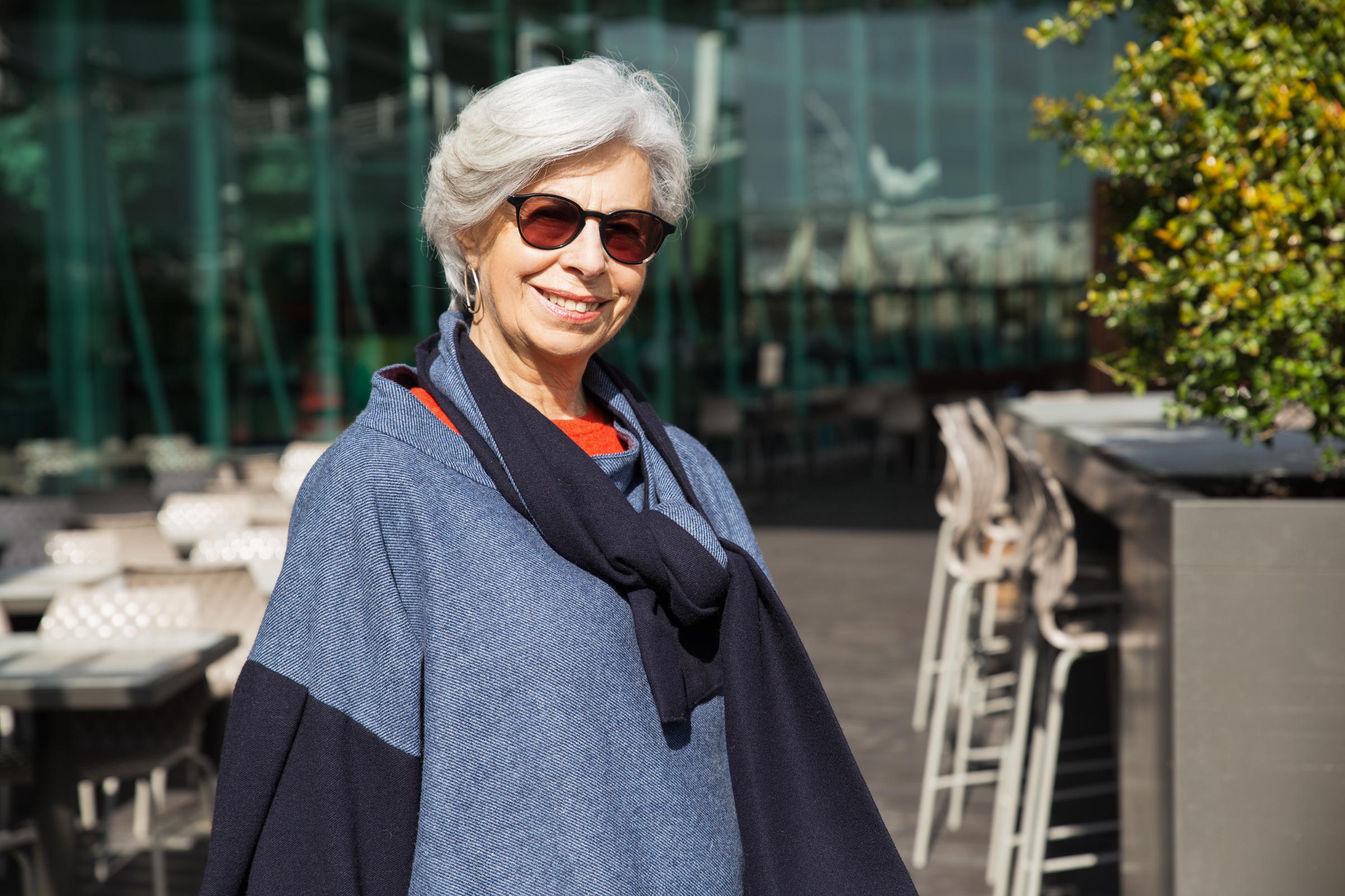 Una mujer sonriendo mientras lleva gafas de sol | Fuente: Freepik