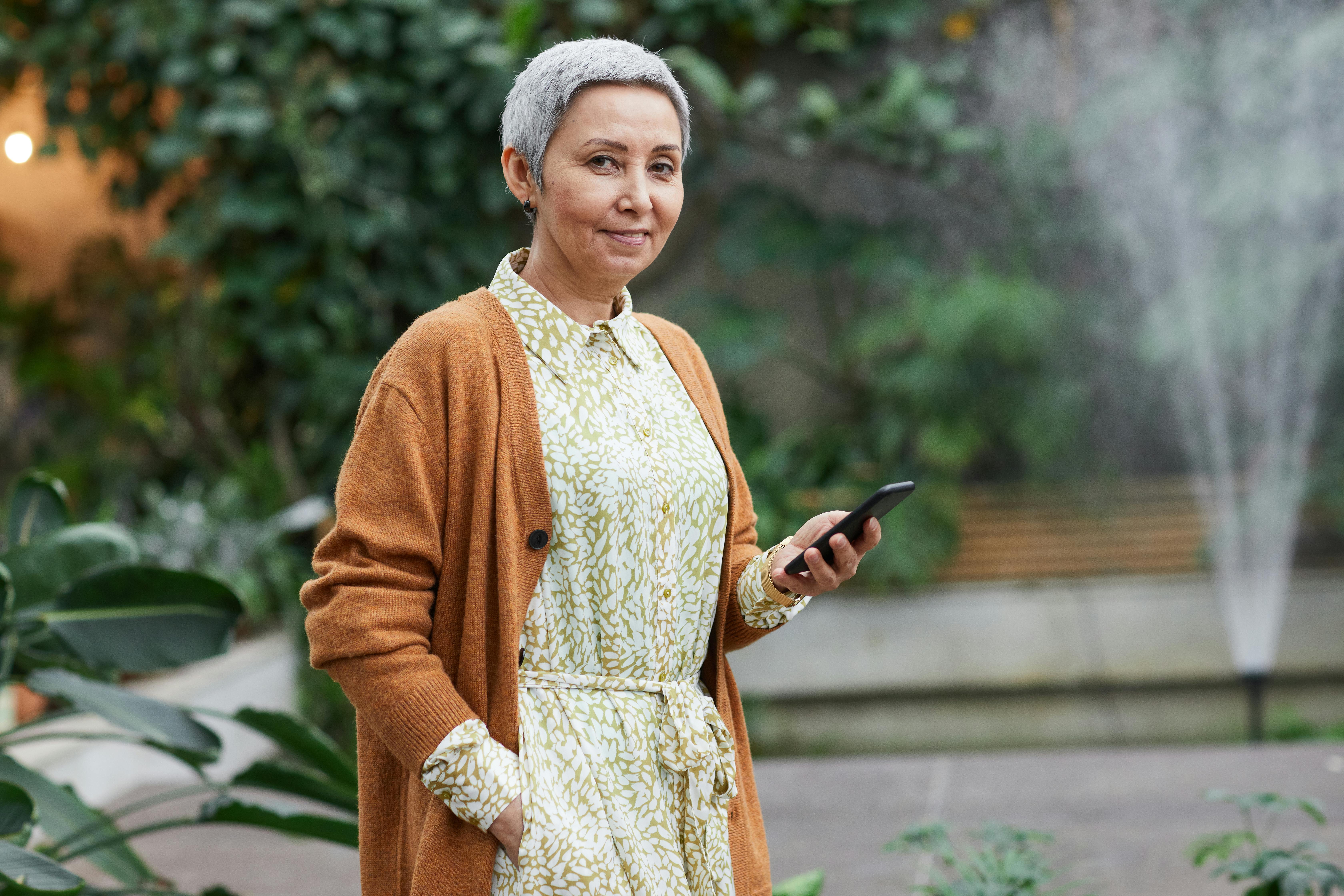 Una mujer con un teléfono en la mano | Fuente: Pexels