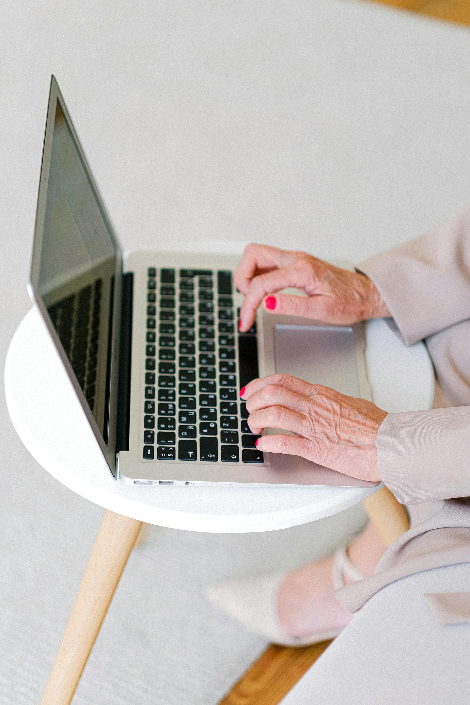 Una mujer usando su portátil | Fuente: Pexels
