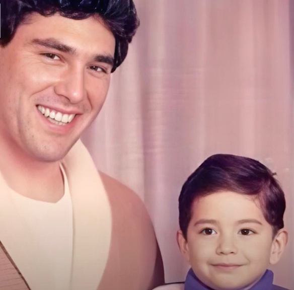 Eduardo Yañez junto a su hijo Eduardo Jr. cuando estaba pequeño. | Fuente: Youtube/Famosos.