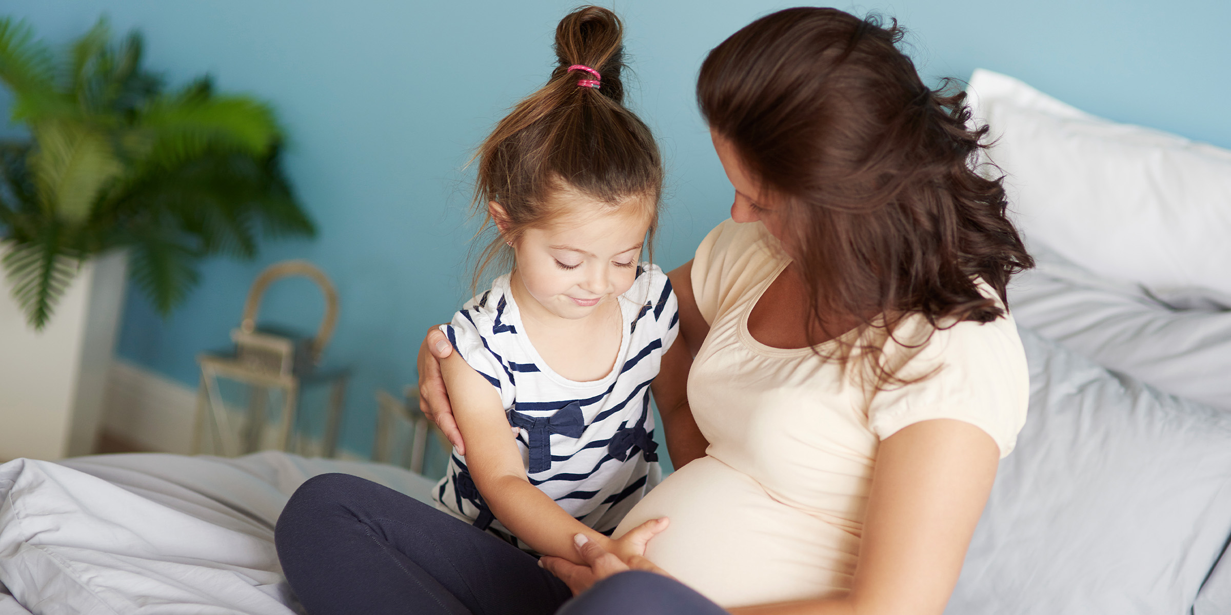 Una madre embarazada con su hijo | Fuente: Freepik