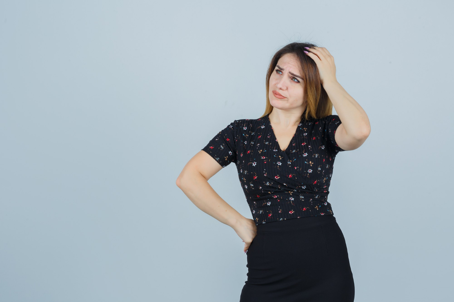 Una expresiva mujer sujetándose la cabeza | Fuente: Freepik