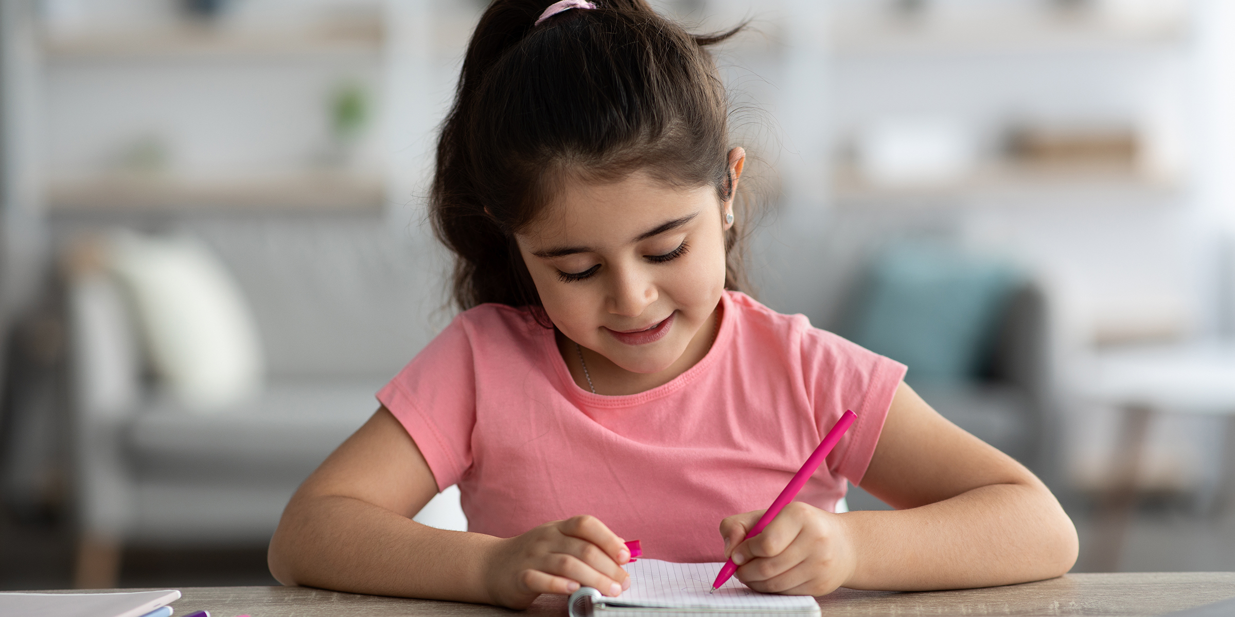 Niña escribiendo en un papel | Fuente: Shutterstock