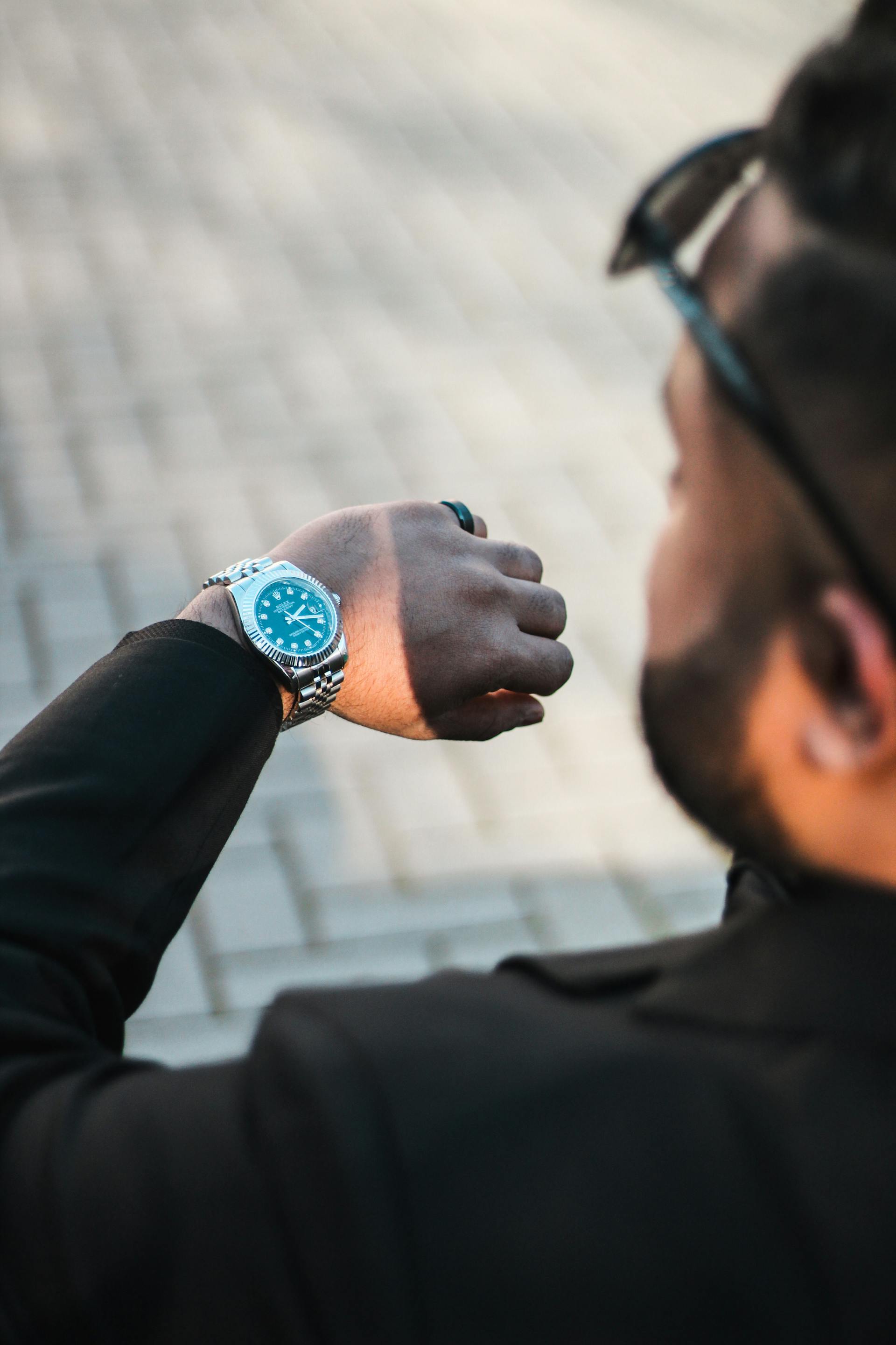 Un hombre revisando su reloj | Fuente: Pexels