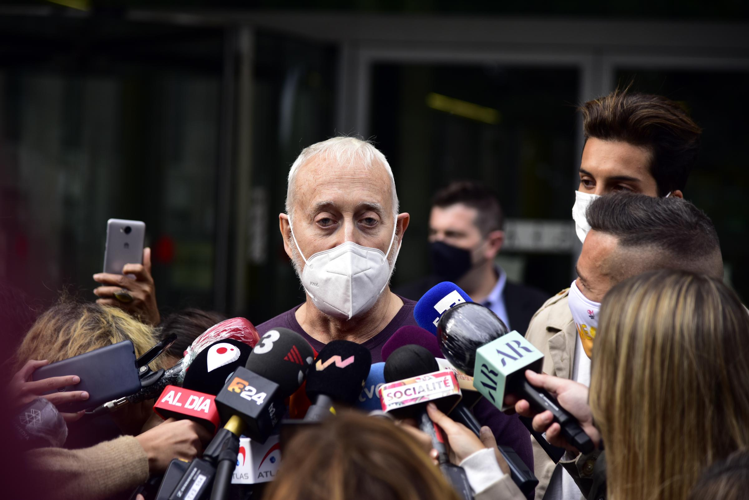 Josep Maria Mainat atiende a los medios de comunicación al salir del juzgado de Barcelona, en la Ciudad de la Justicia, el 25 de octubre de 2020 en Barcelona, Cataluña, España. | Fuente: Getty Images