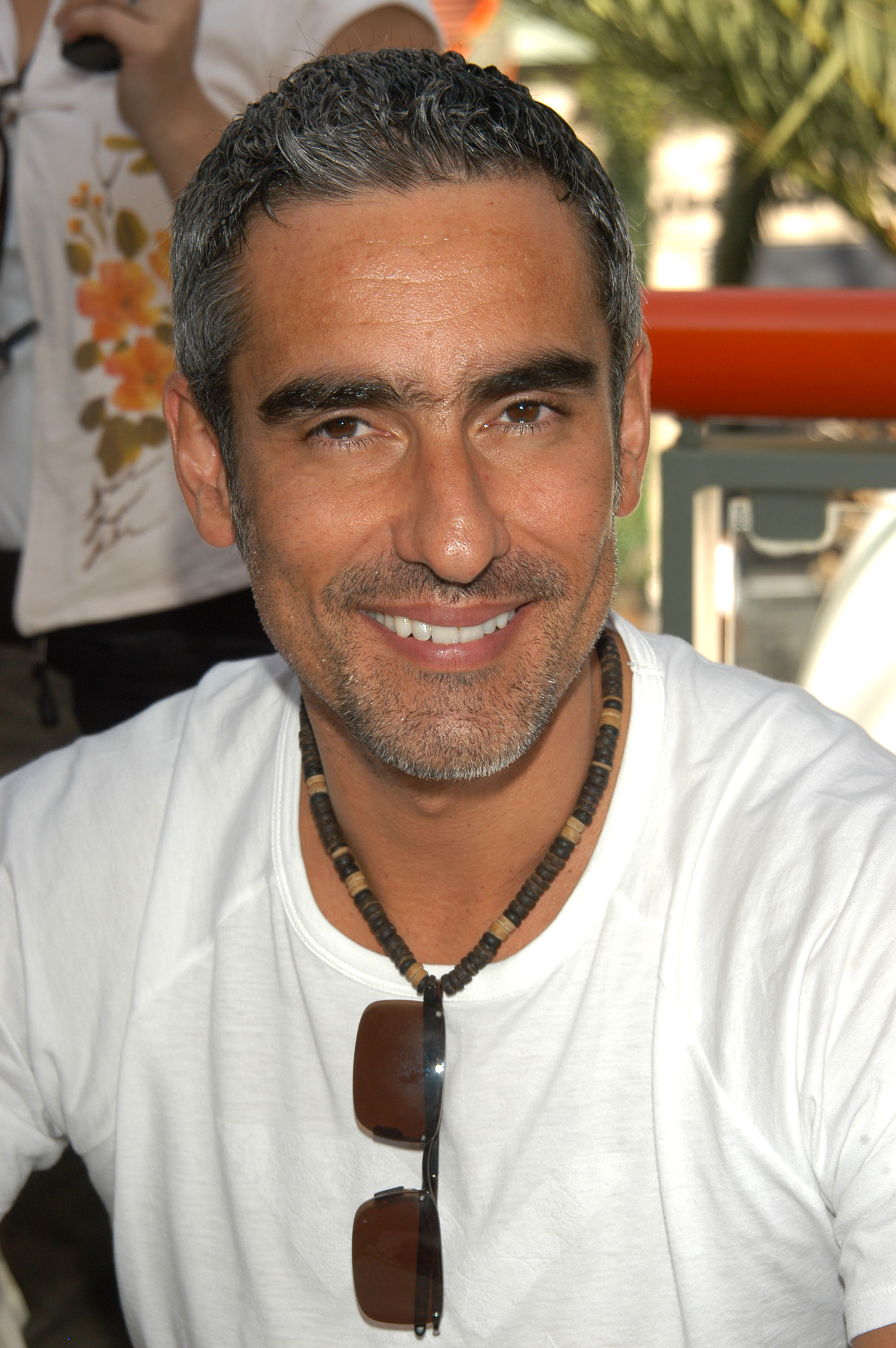 El actor Miguel Varoni posa durante el segundo día del Fan Festival 2004 de NBC, celebrado el 21 de marzo de 2004 en Universal City Walk, en Hollywood, California. | Fuente: Getty Images.