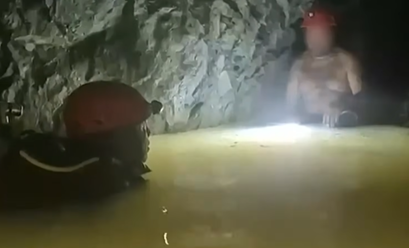 Momento en el que localizan al minero Francisco Zapata Nájera. | Fuente: Youtube/NMás