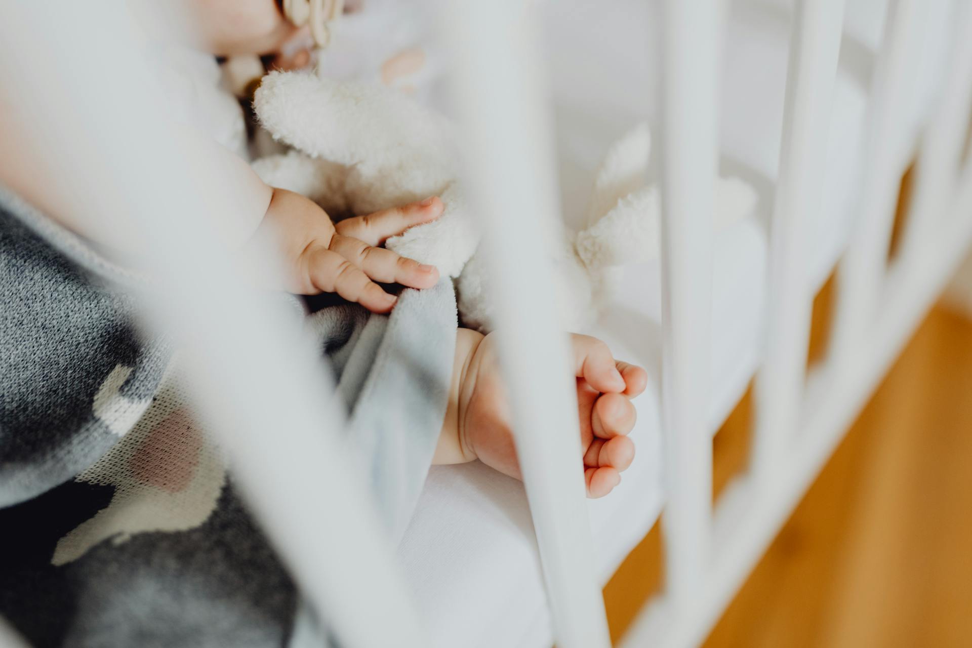 Primer plano de un bebé durmiendo en una cuna | Fuente: Pexels
