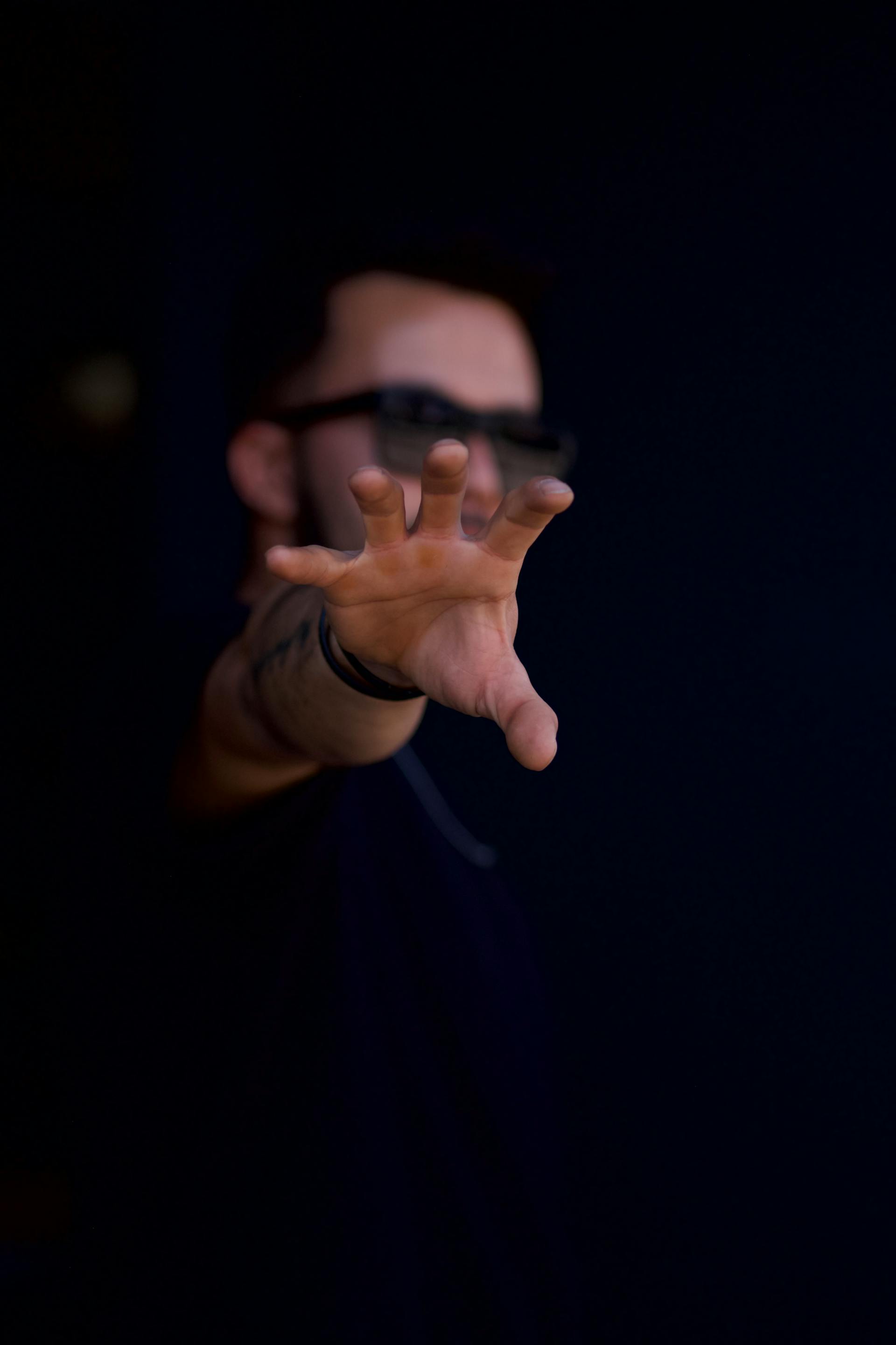 Un hombre tendiendo la mano a alguien | Fuente: Pexels