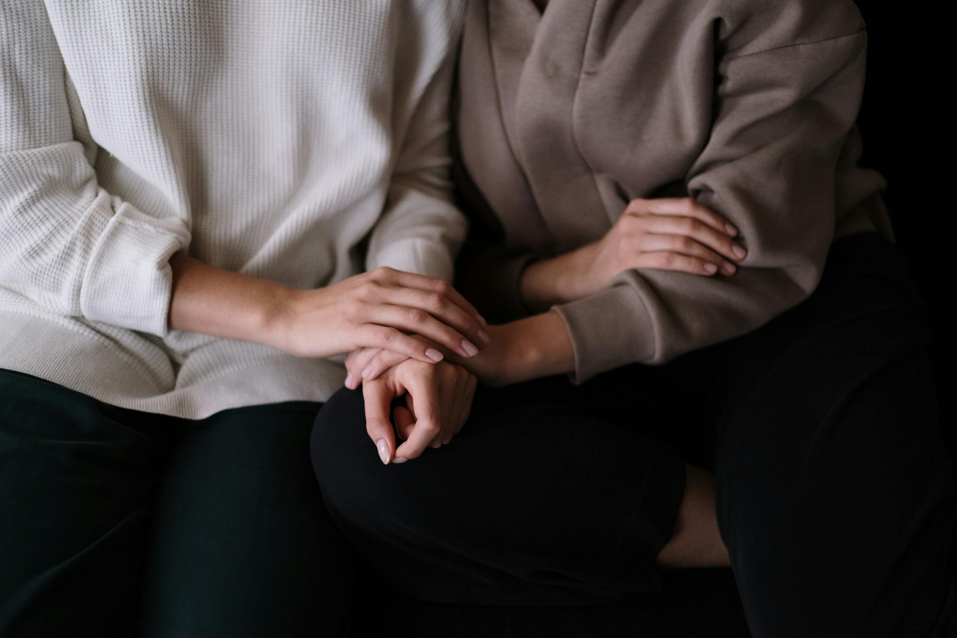 Primer plano de dos personas tomadas de la mano para apoyarse | Fuente: Pexels