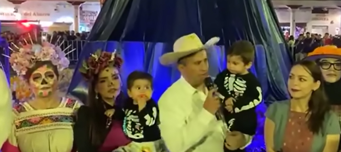 El alcalde de Uruapan, Carlos Manzo, junto a su esposa e hijos en el 18° Festival de las Velas | Fuente: YouTube/Aristegui Noticias