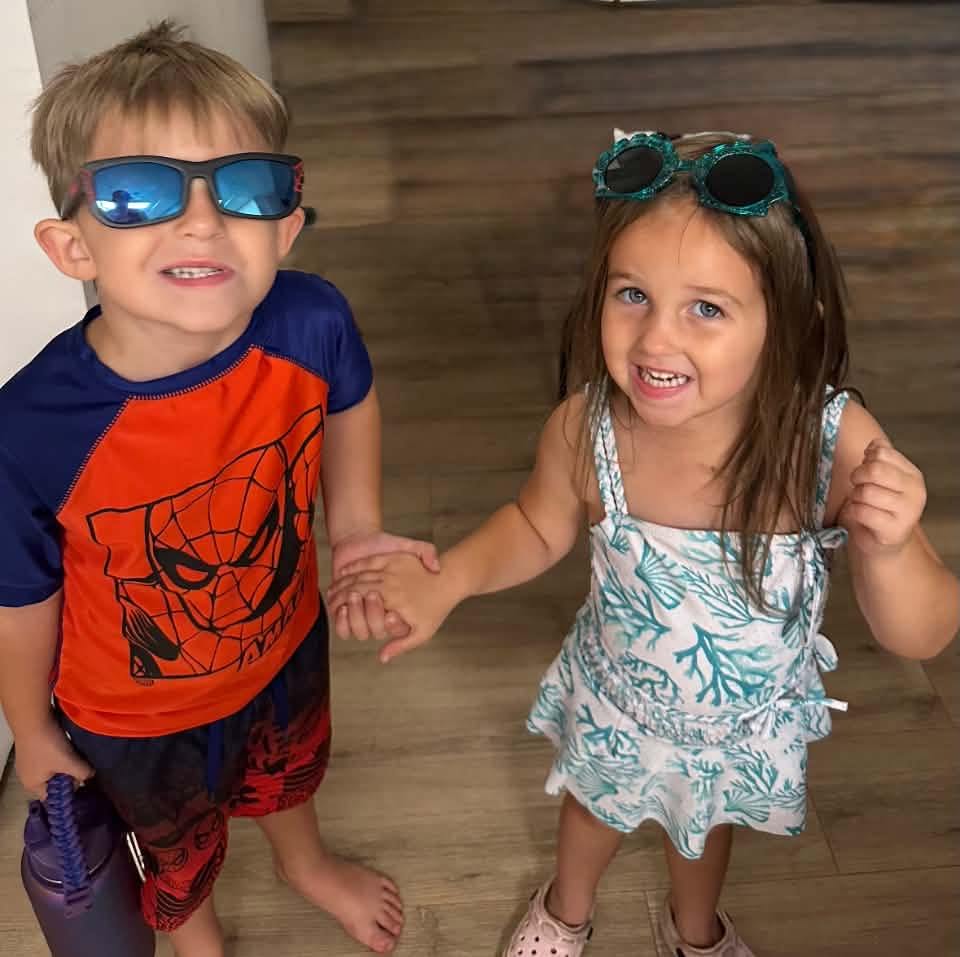 Brock y Briella Holmes, listos para un día de playa o piscina, foto publicada el 25 de julio de 2026. | Fuente: Facebook/Suzi Holmes