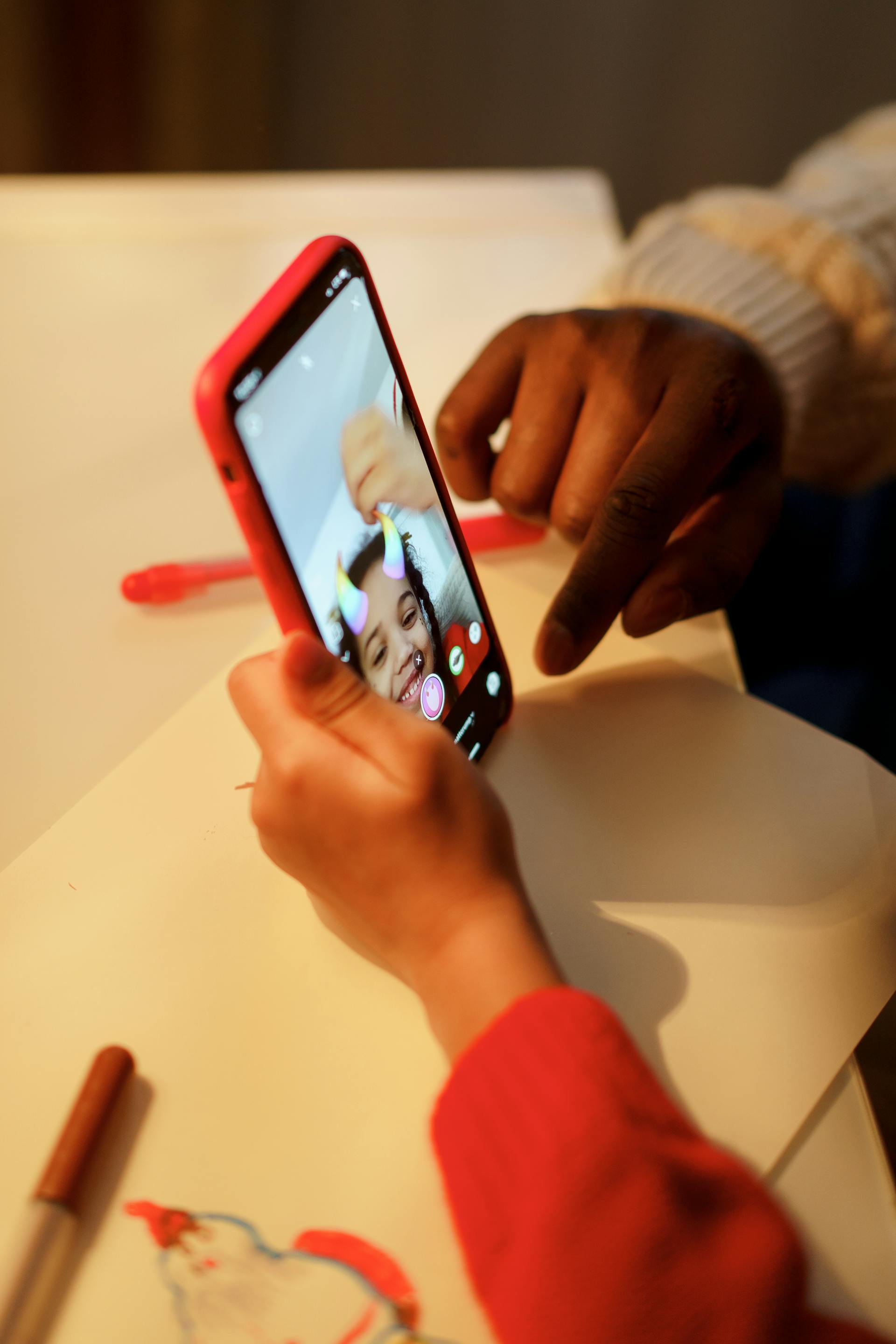 Una niña tomándose un selfie | Fuente: Pexels