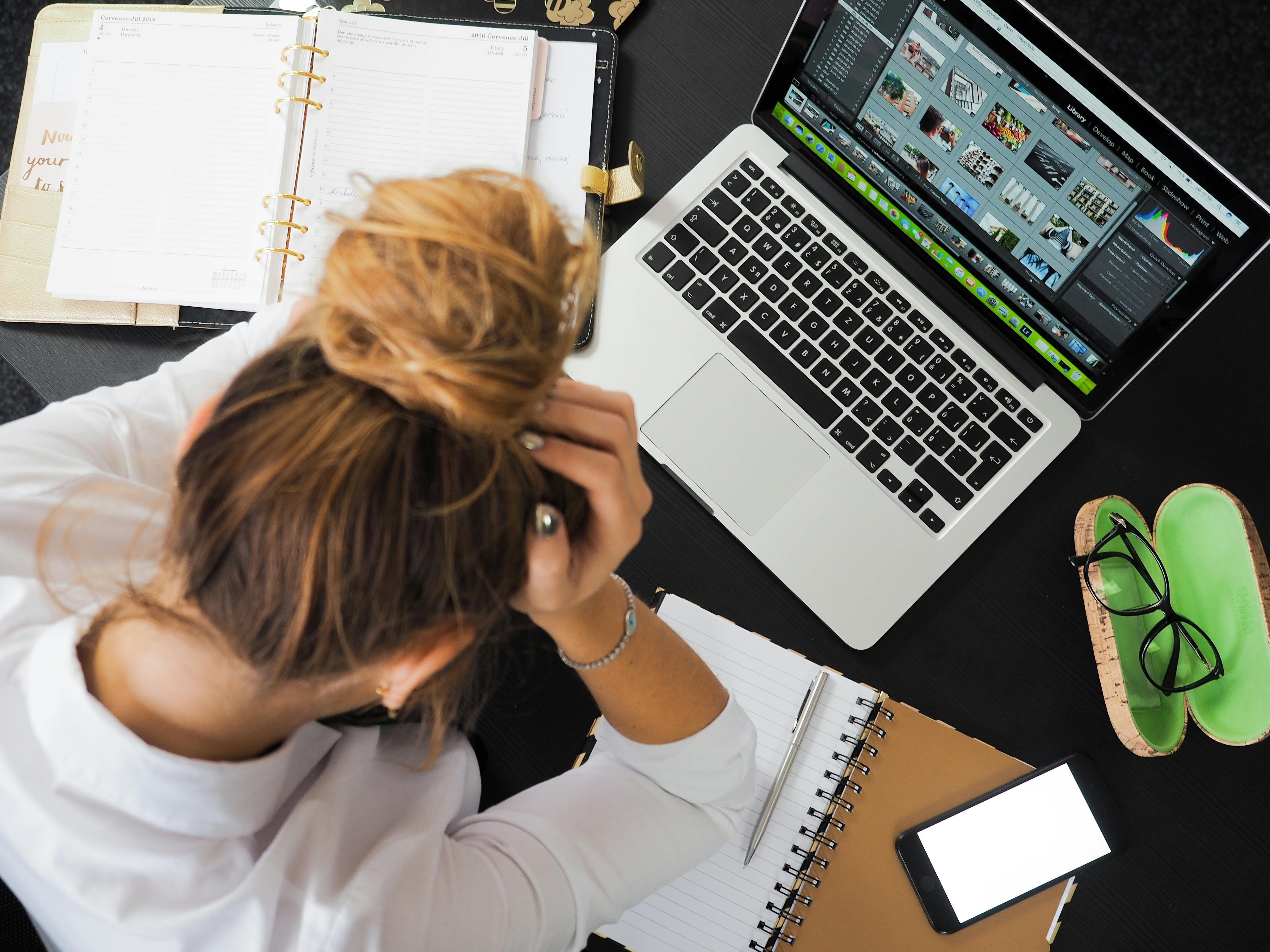 Una mujer estresada usando un portátil | Fuente: Pexels