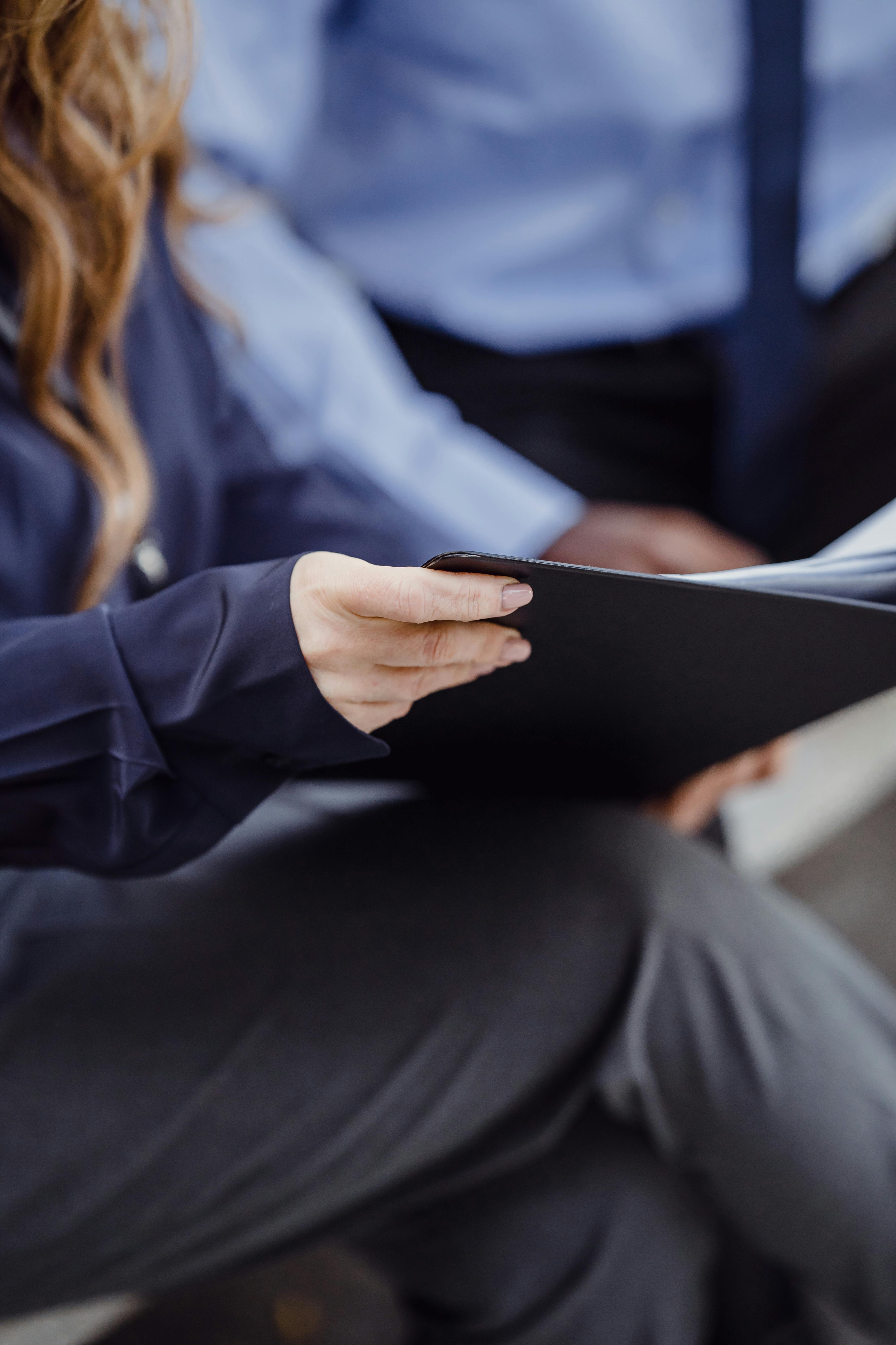 Una mujer mirando documentos | Fuente: Pexels