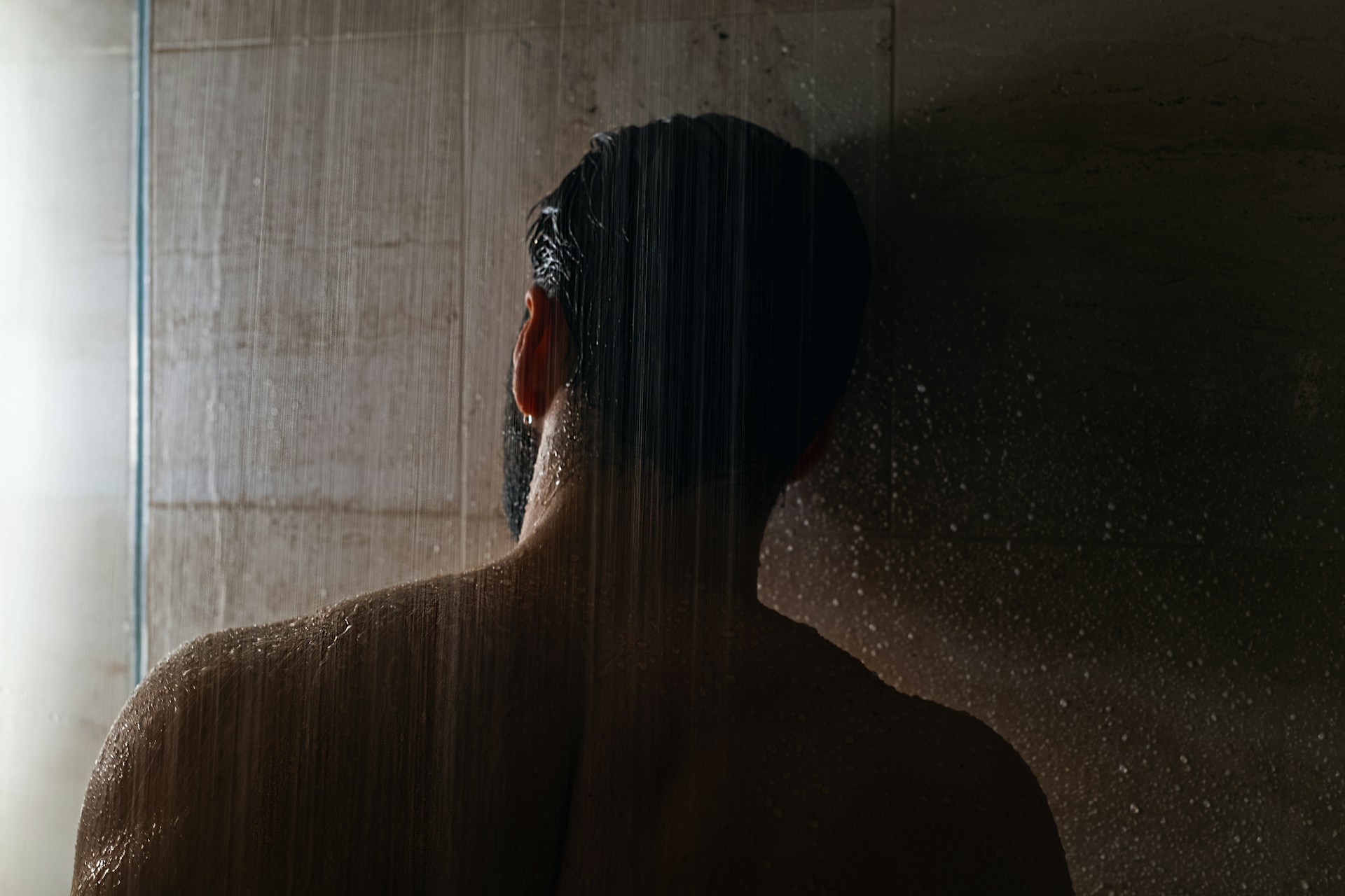 Un hombre en la ducha | Fuente: Unsplash