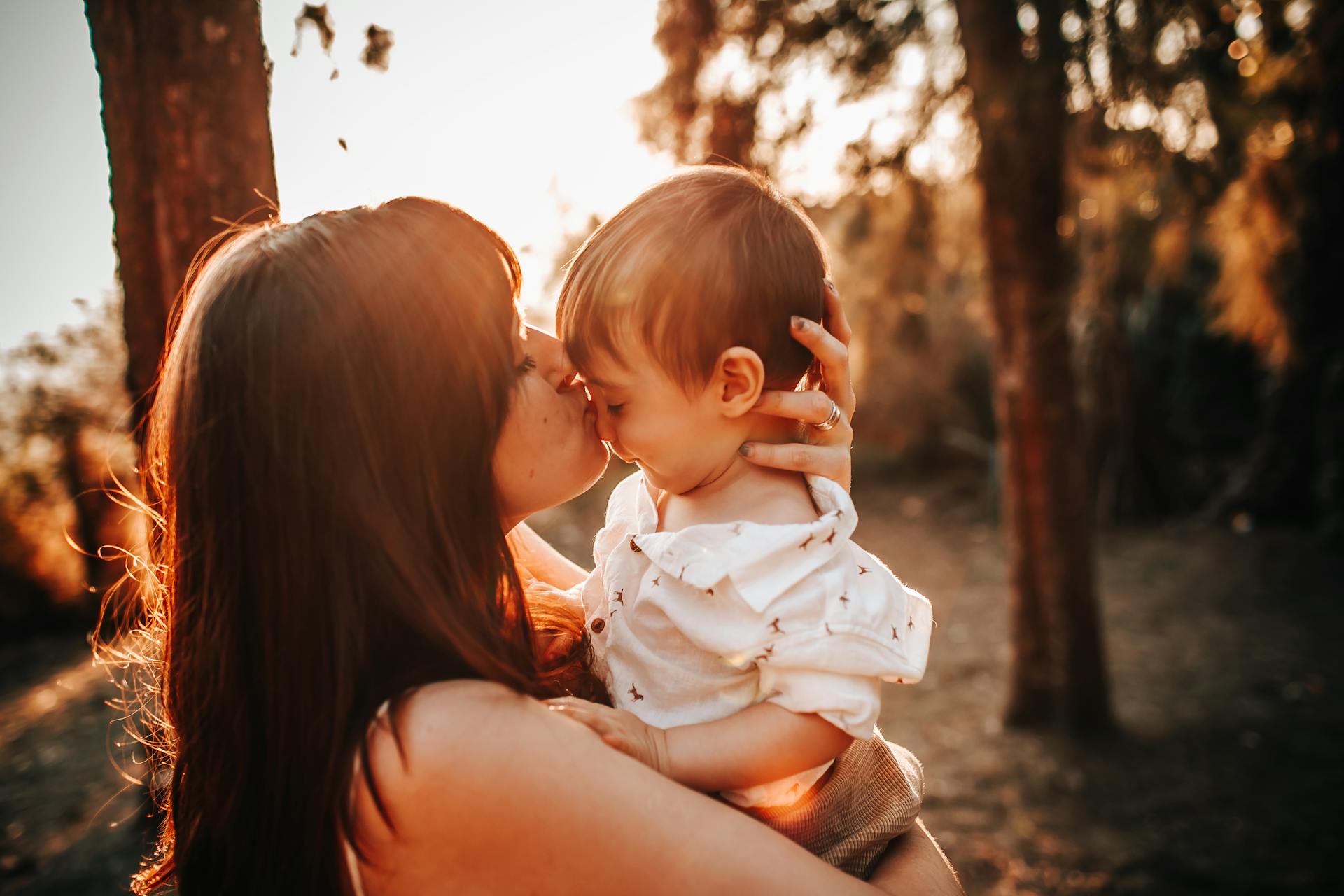 Una mujer besando a su bebé | Fuente: Pexels