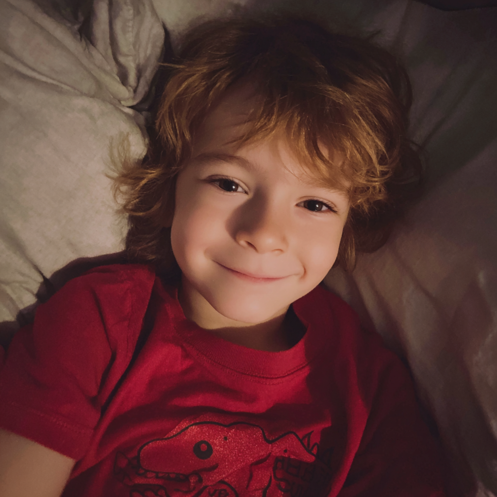 Un niño tumbado en su cama | Fuente: Midjourney