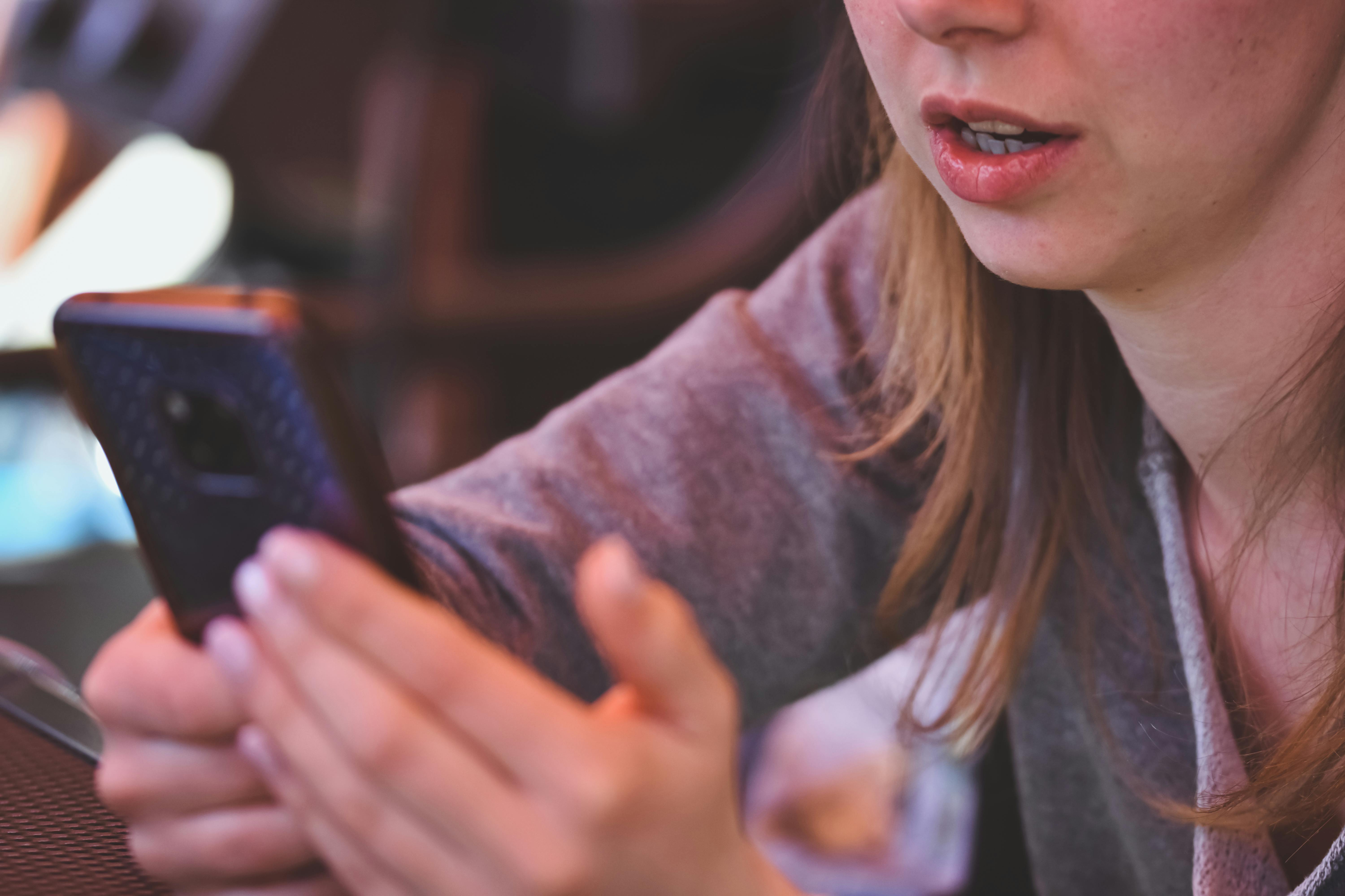 Mujer usando su móvil | Fuente: Pexels