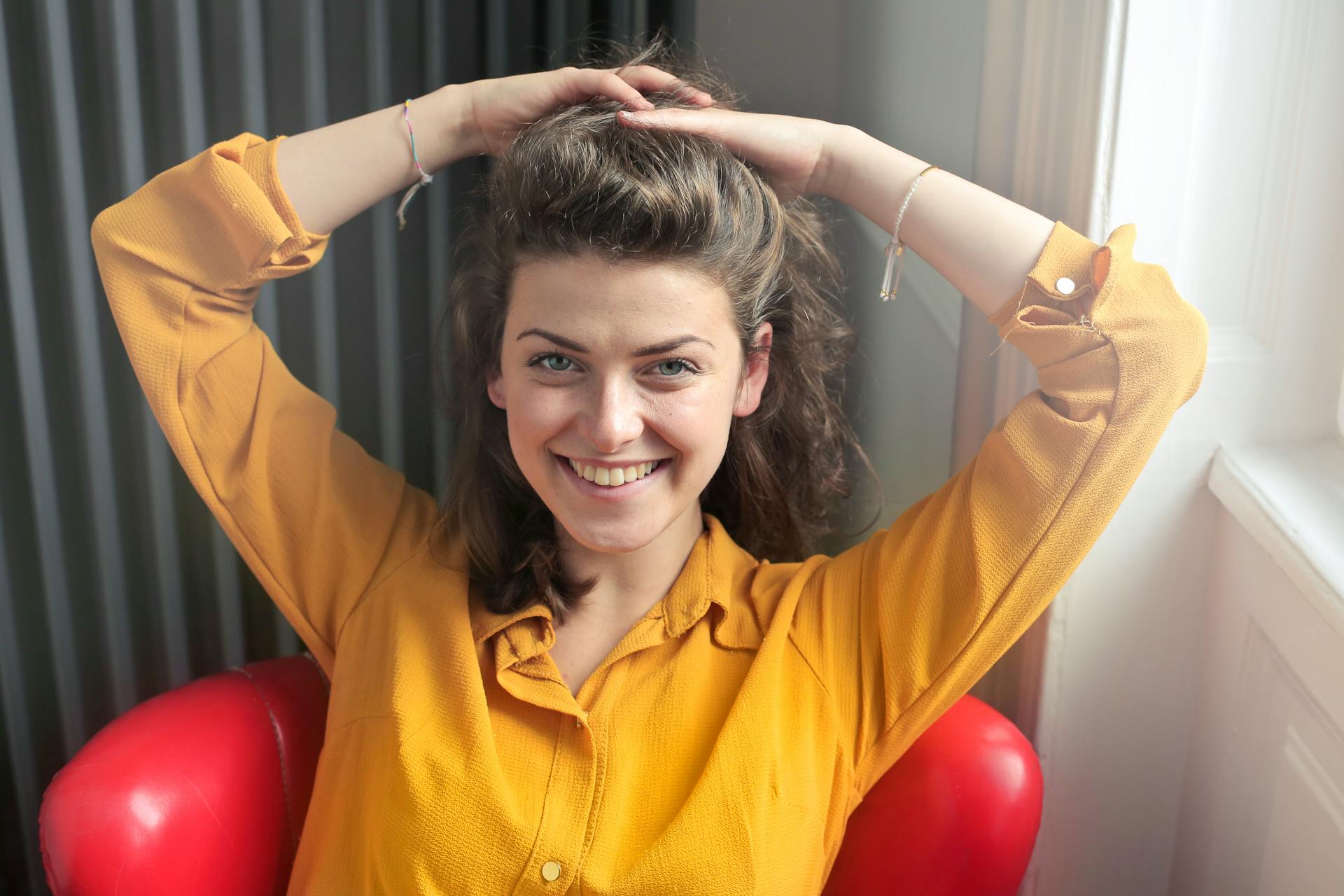 Una mujer sonriendo a alguien | Fuente: Pexels