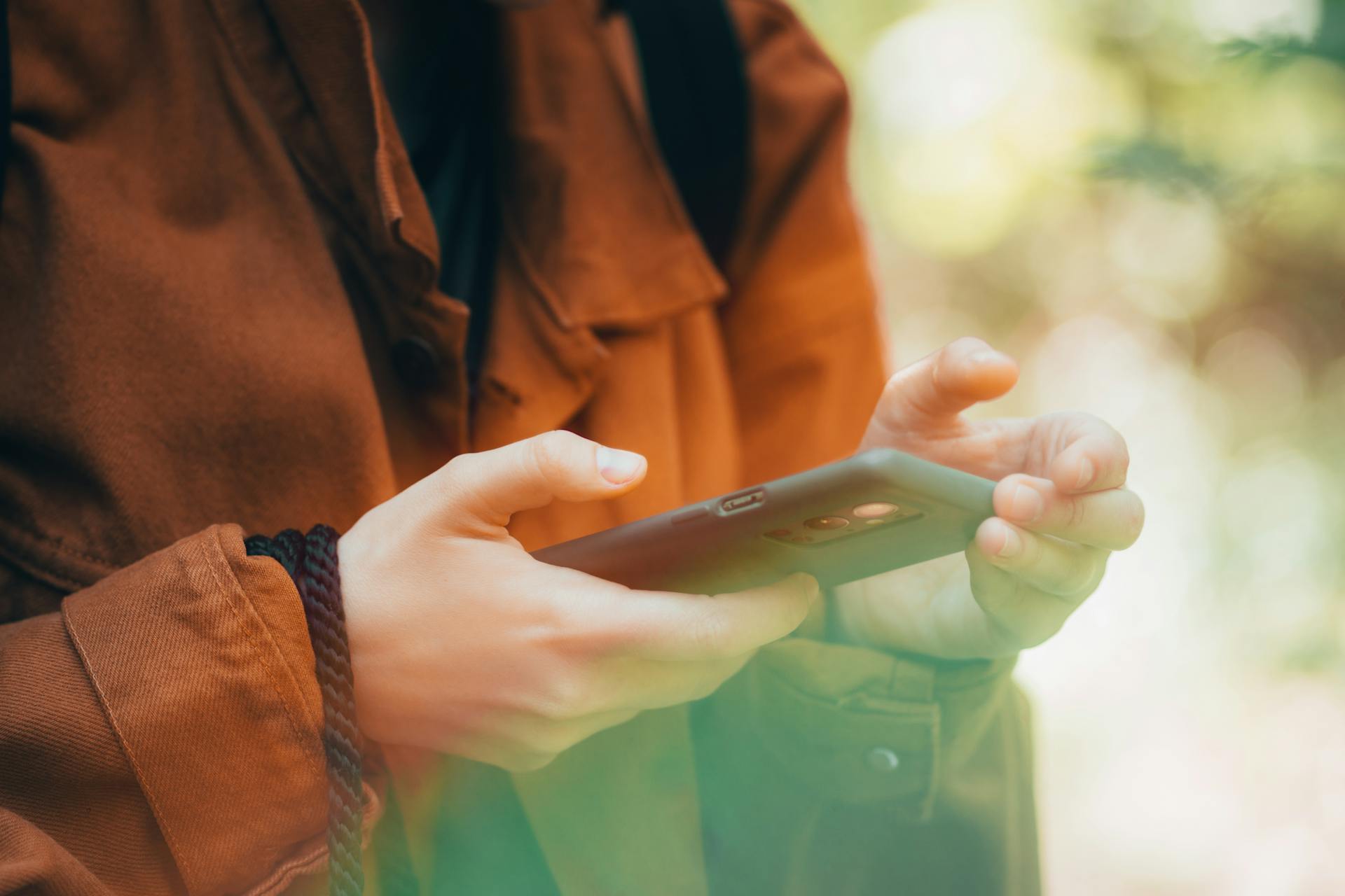 Una persona con un teléfono en la mano | Fuente: Pexels