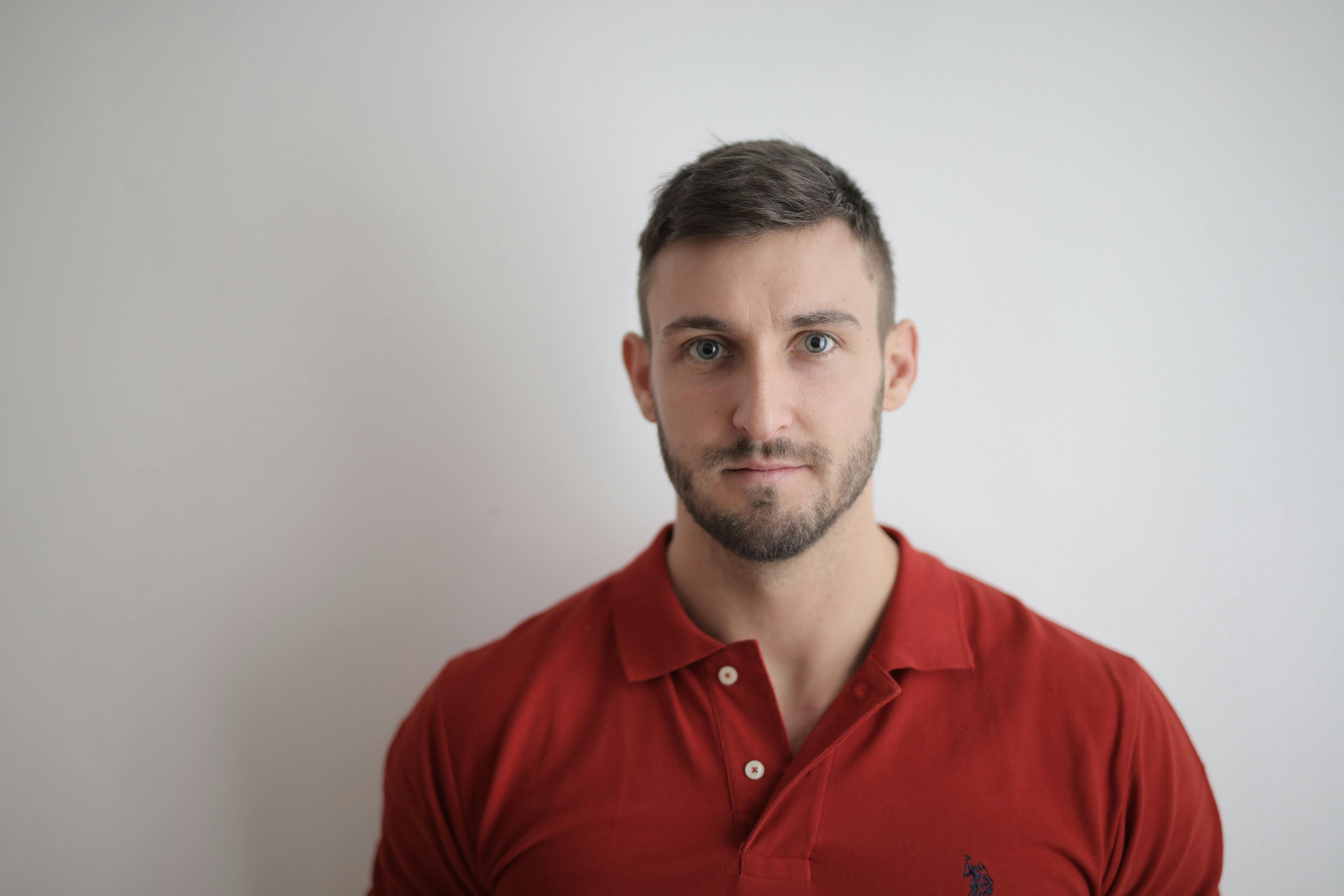 Un hombre serio | Fuente: Pexels