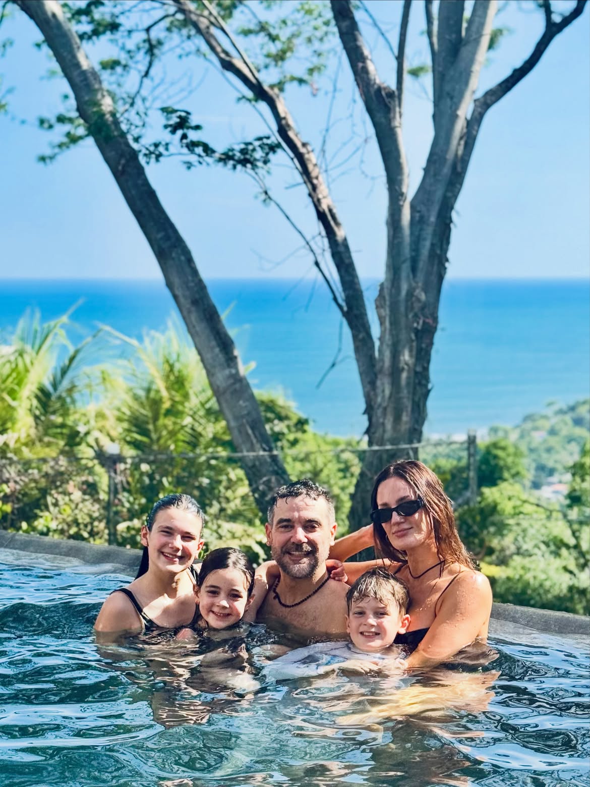 Paula Chaves, Pedro Alfonso y sus hijos Olivia, Baltazar y Filipa de vacaciones en El Salvador | Fuente: Instagram/chavespauok