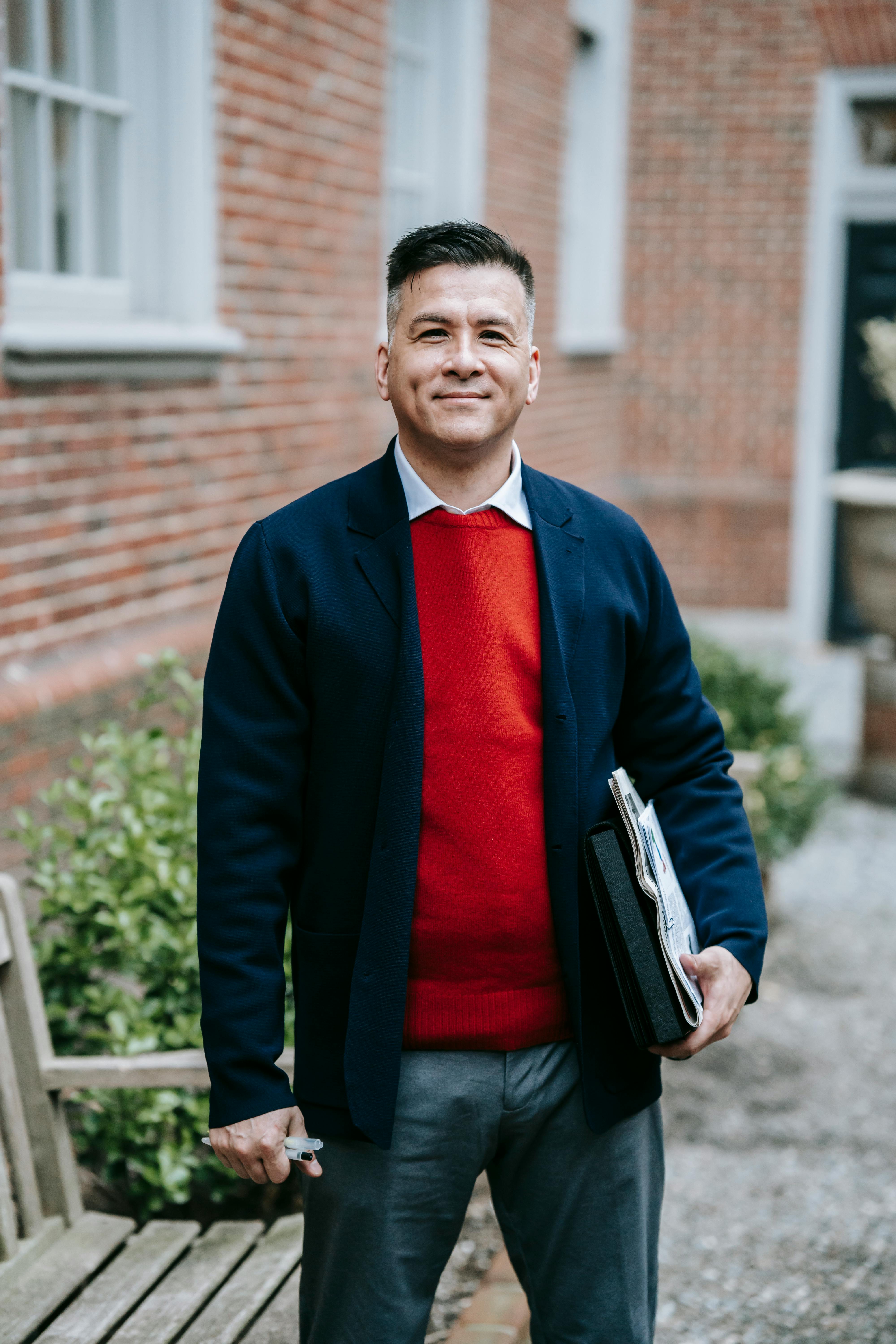 Un hombre feliz vestido de etiqueta | Fuente: Pexels