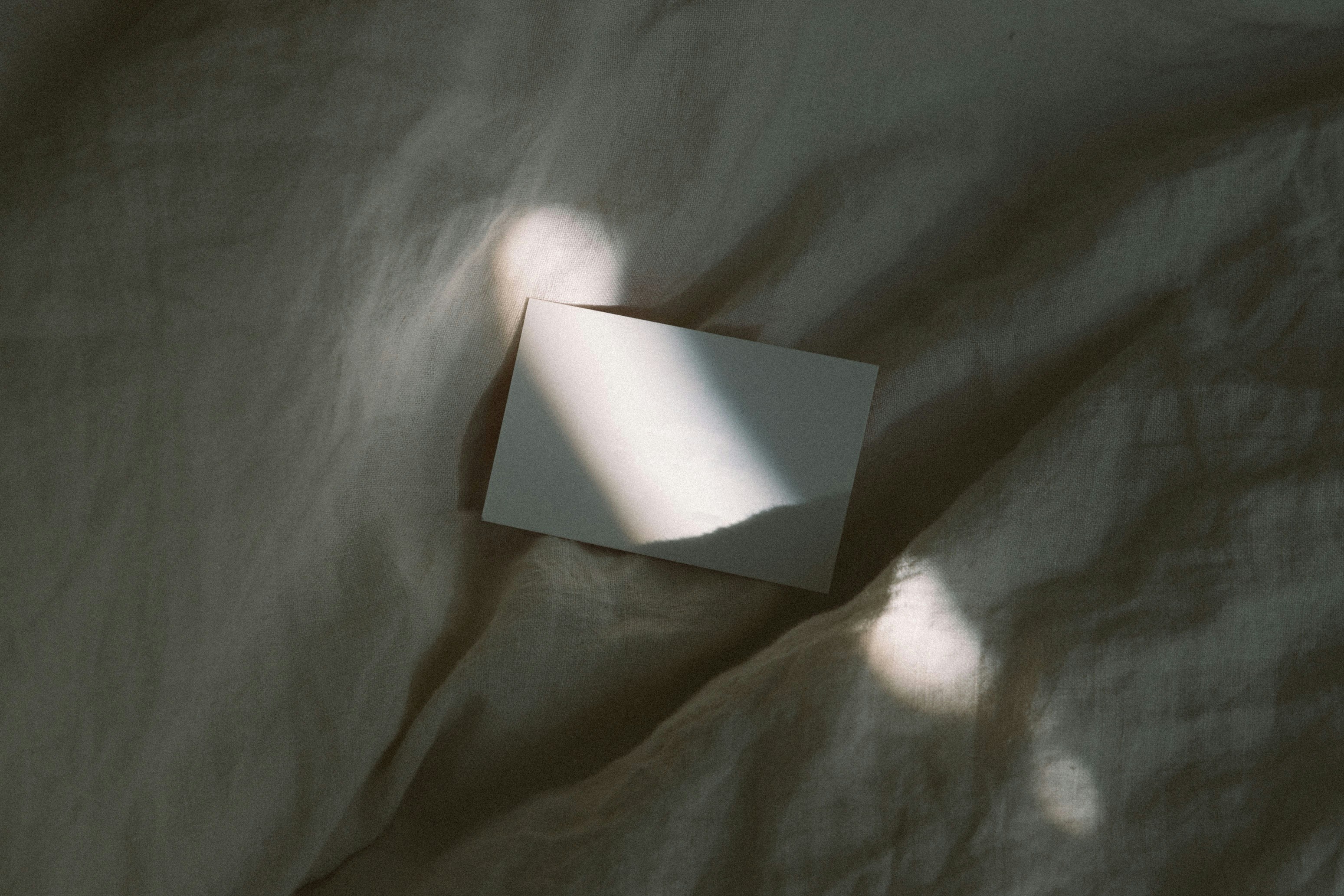 Un trozo de papel doblado | Fuente: Unsplash