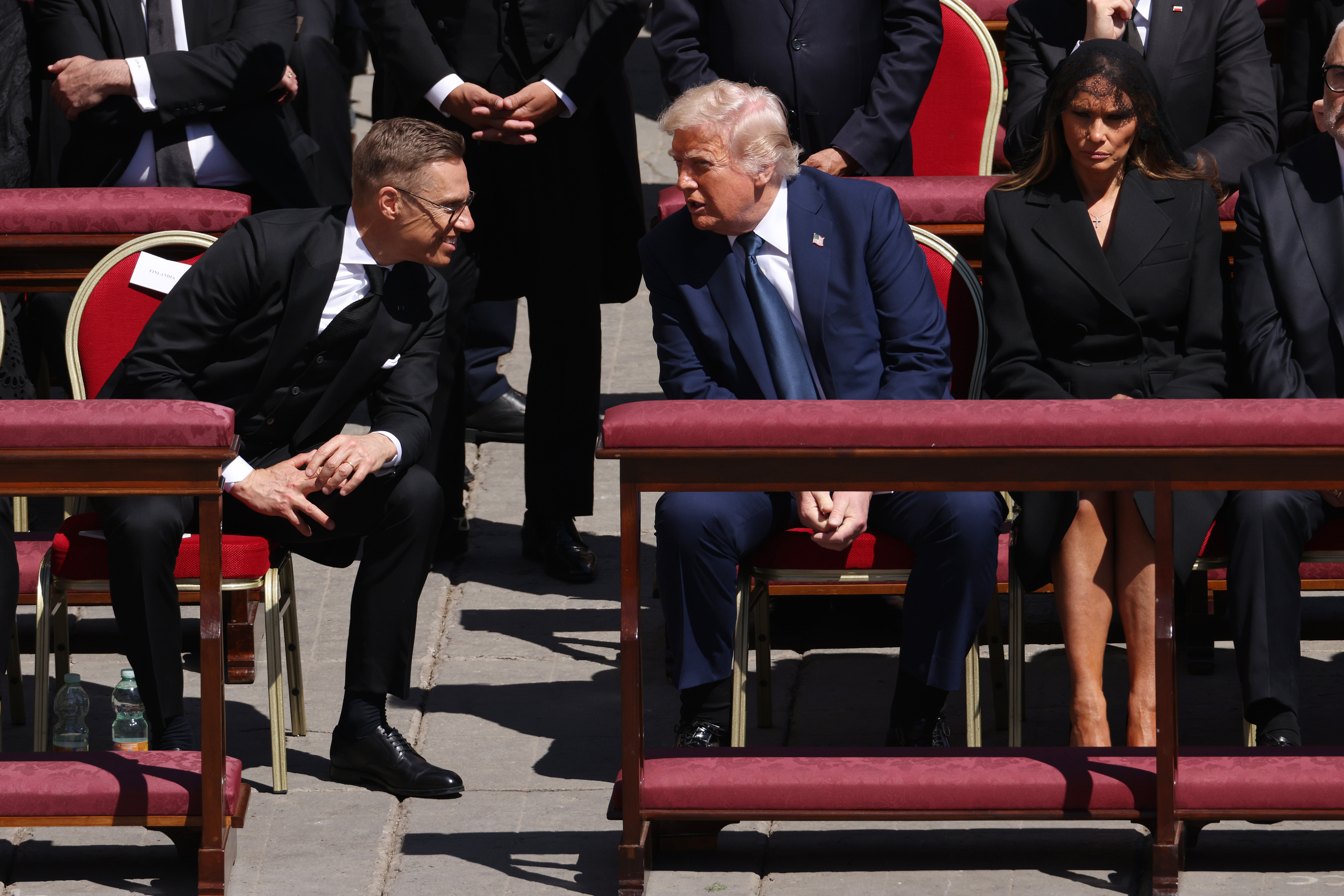 Sentados en lados opuestos, el presidente de Finlandia, Alexander Stubb, y Donald se inclinan el uno hacia el otro, entablando una conversación tranquila. Los dos líderes crean un breve momento de conexión en medio de la reflexiva reunión.