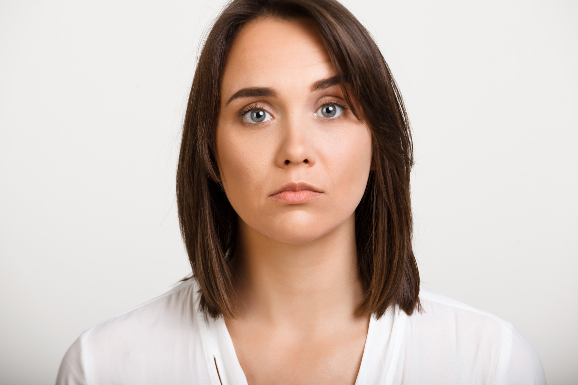Una mujer mirando al frente | Fuente: Freepik