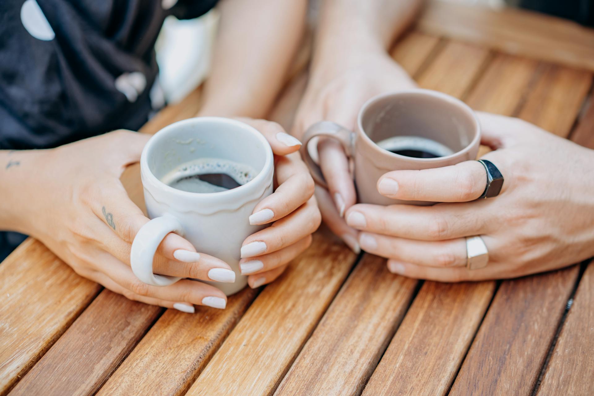 Dos mujeres sosteniendo tazas de café | Fuente: Pexels