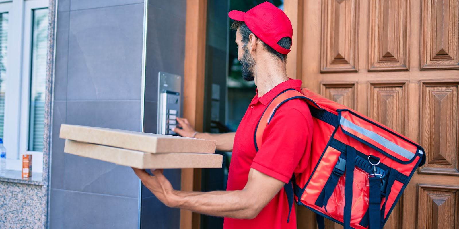 Repartidor de pizza | Fuente: Shutterstock
