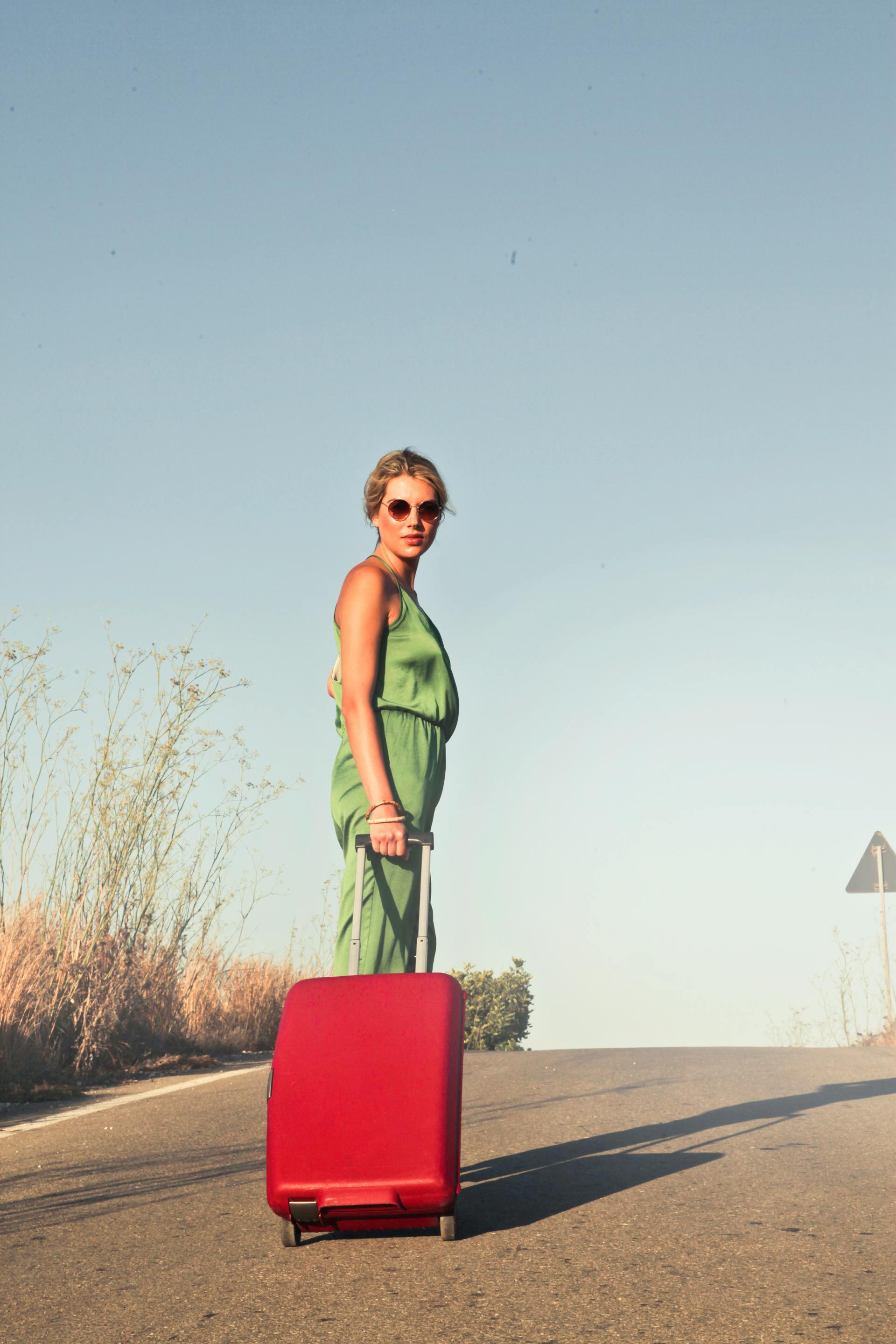 Una mujer sujetando su equipaje | Fuente: Pexels