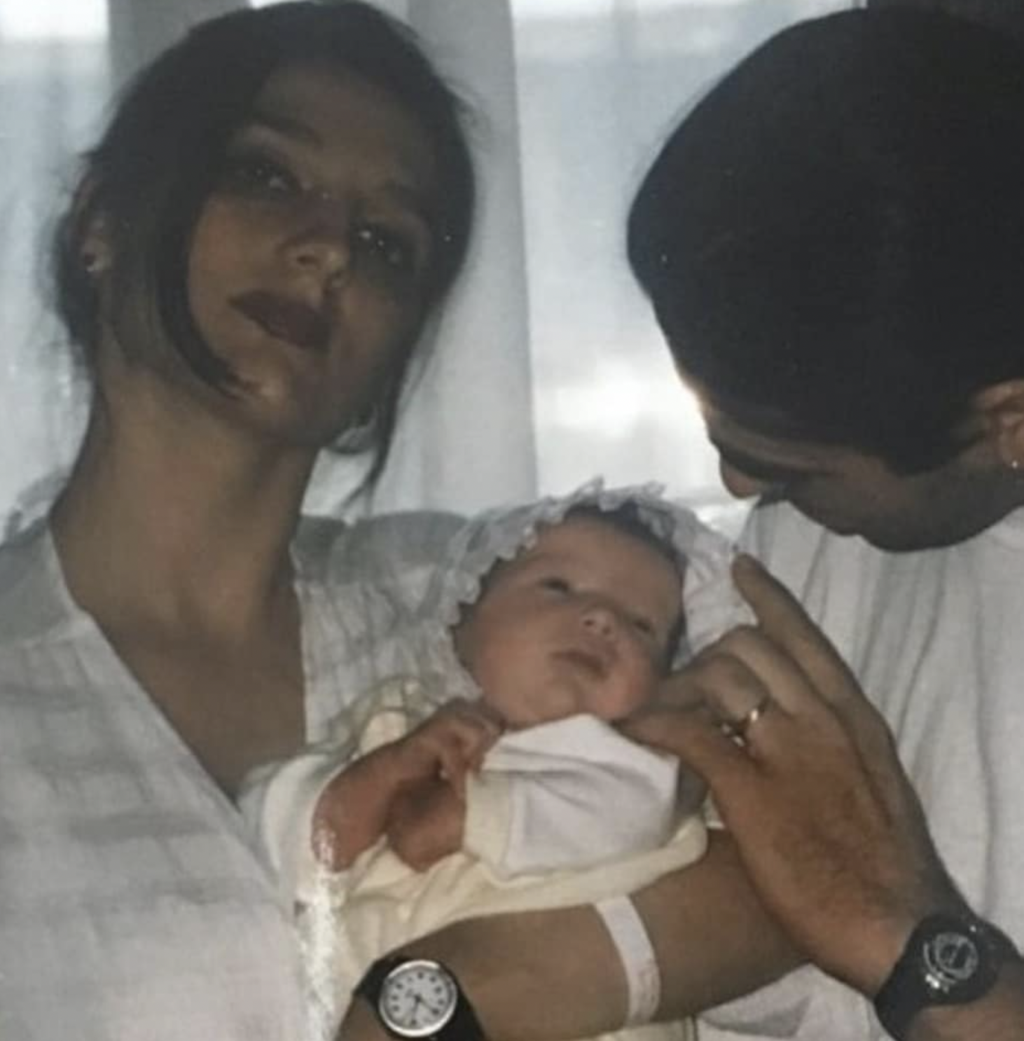 La estrella musical con sus padres de un post fechado el 14 de marzo de 2021. | Fuente: Facebook/Dua Lipa
