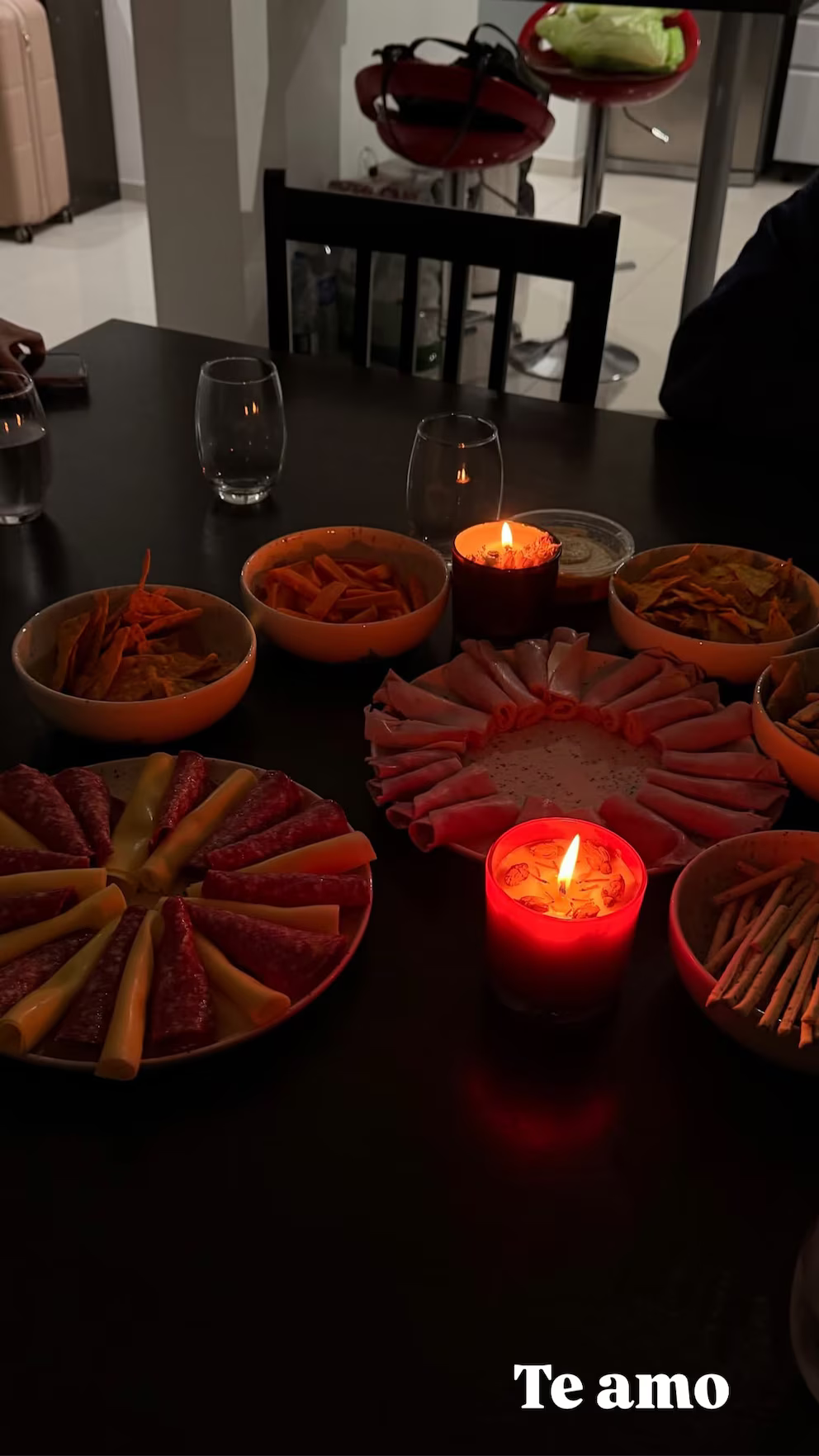 Karina "La Princesita" mostró una mesa con comida para el festejo de su hija Sol Cwirkaluk, fruto de su relación con El Polaco | Fuente: Instagram Stories/kariprinceoficial