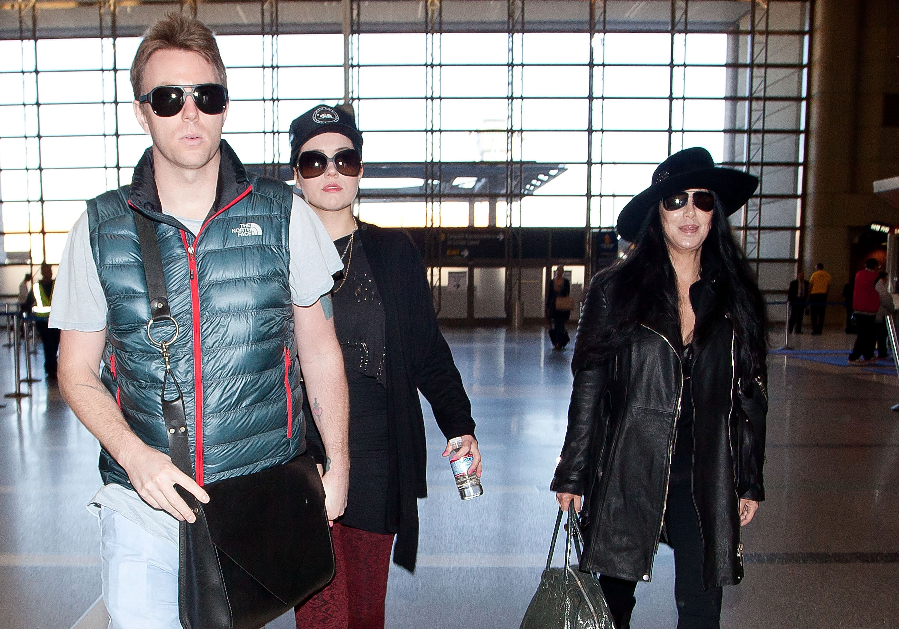 Cher y su hijo, Elijah Blue Allman, en el Aeropuerto Internacional de Los Ángeles el 10 de diciembre de 2012 | Fuente: Getty Images