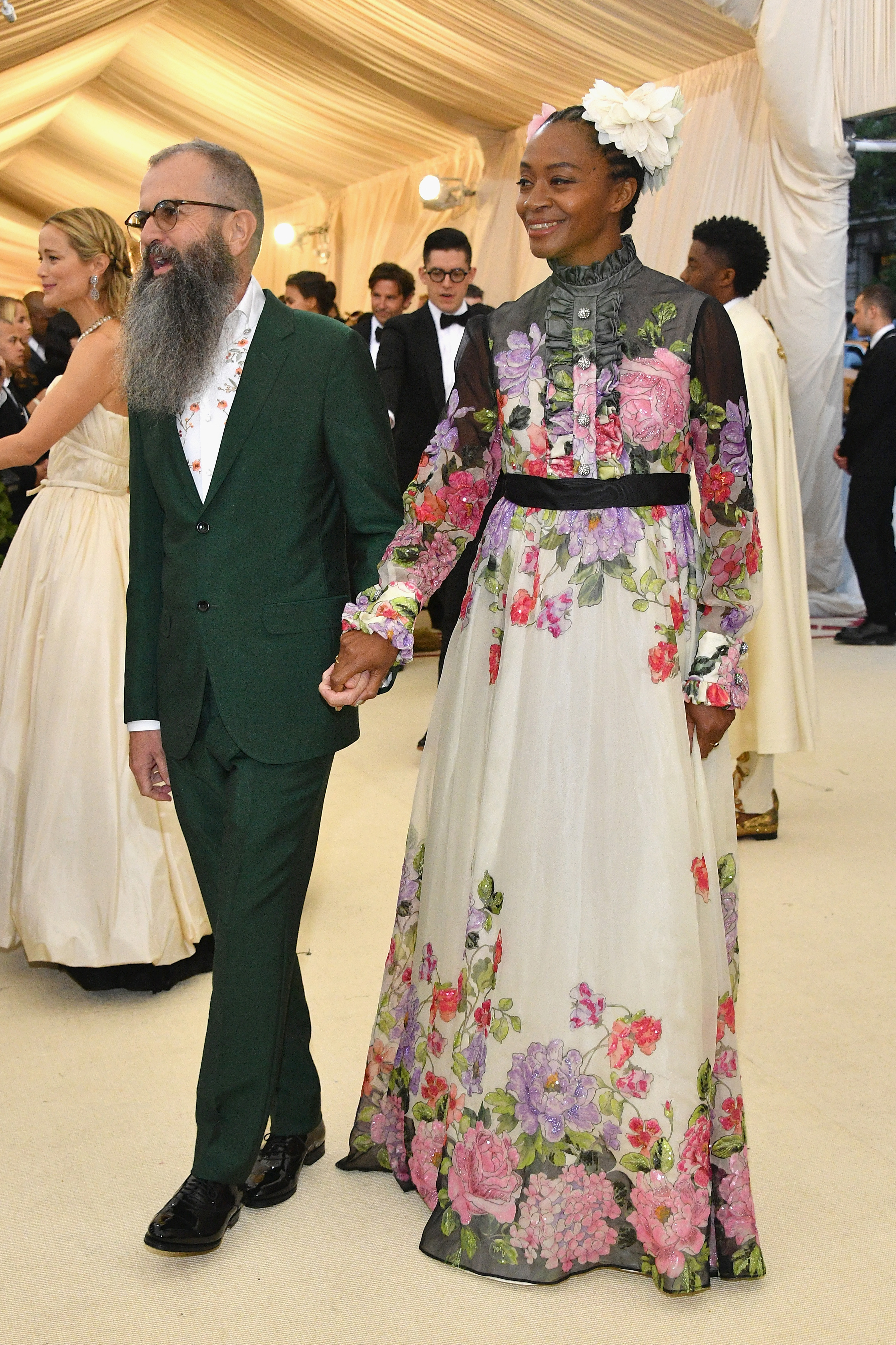 Los artistas Ari Marcopoulos y Kara Walker asisten a la Gala Heavenly Bodies: Fashion & The Catholic Imagination Costume Institute en The Metropolitan Museum of Art el 7 de mayo de 2018, en Nueva York | Fuente: Getty Images