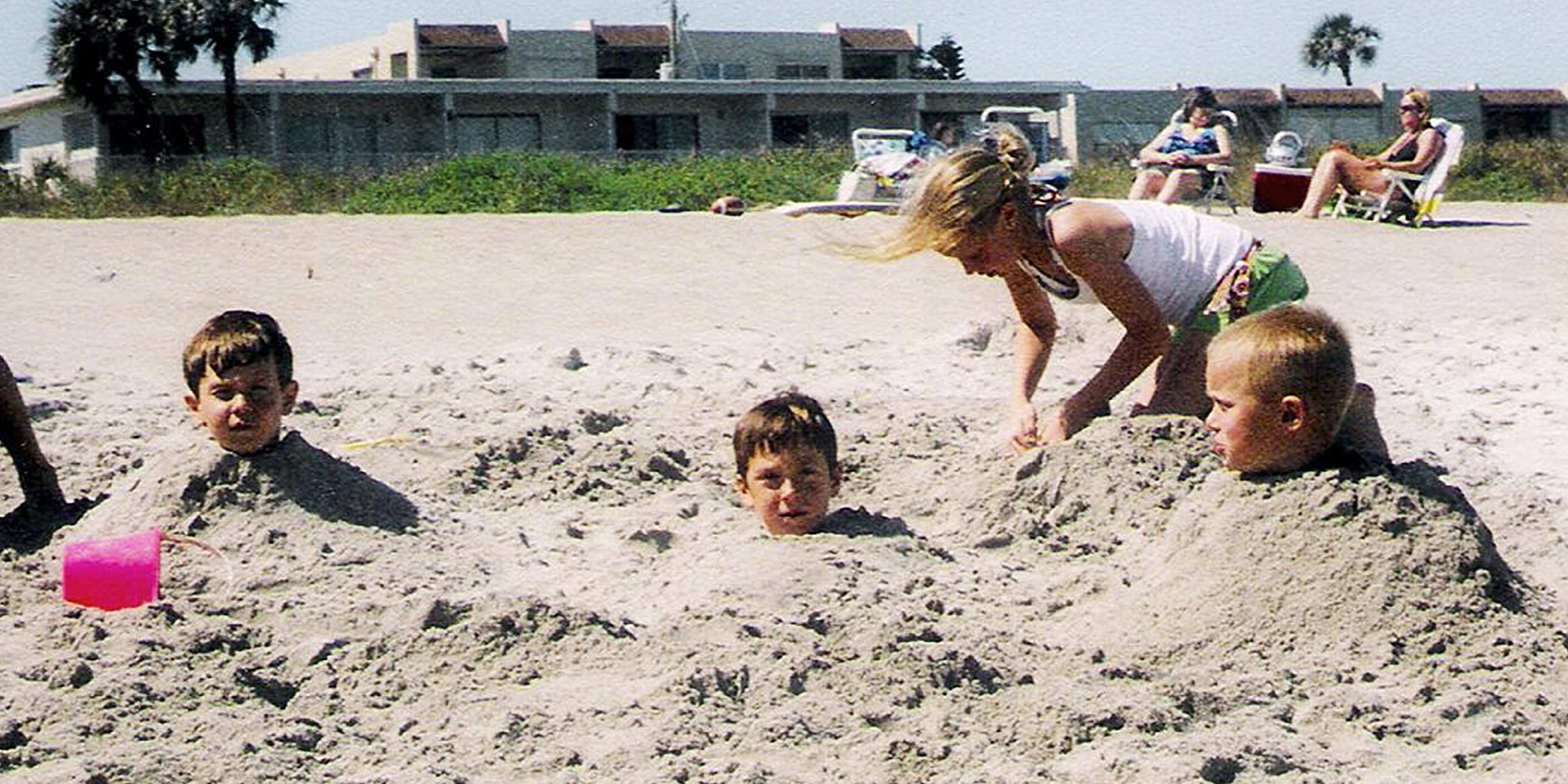 Tres niños en la playa | Fuente: Flickr