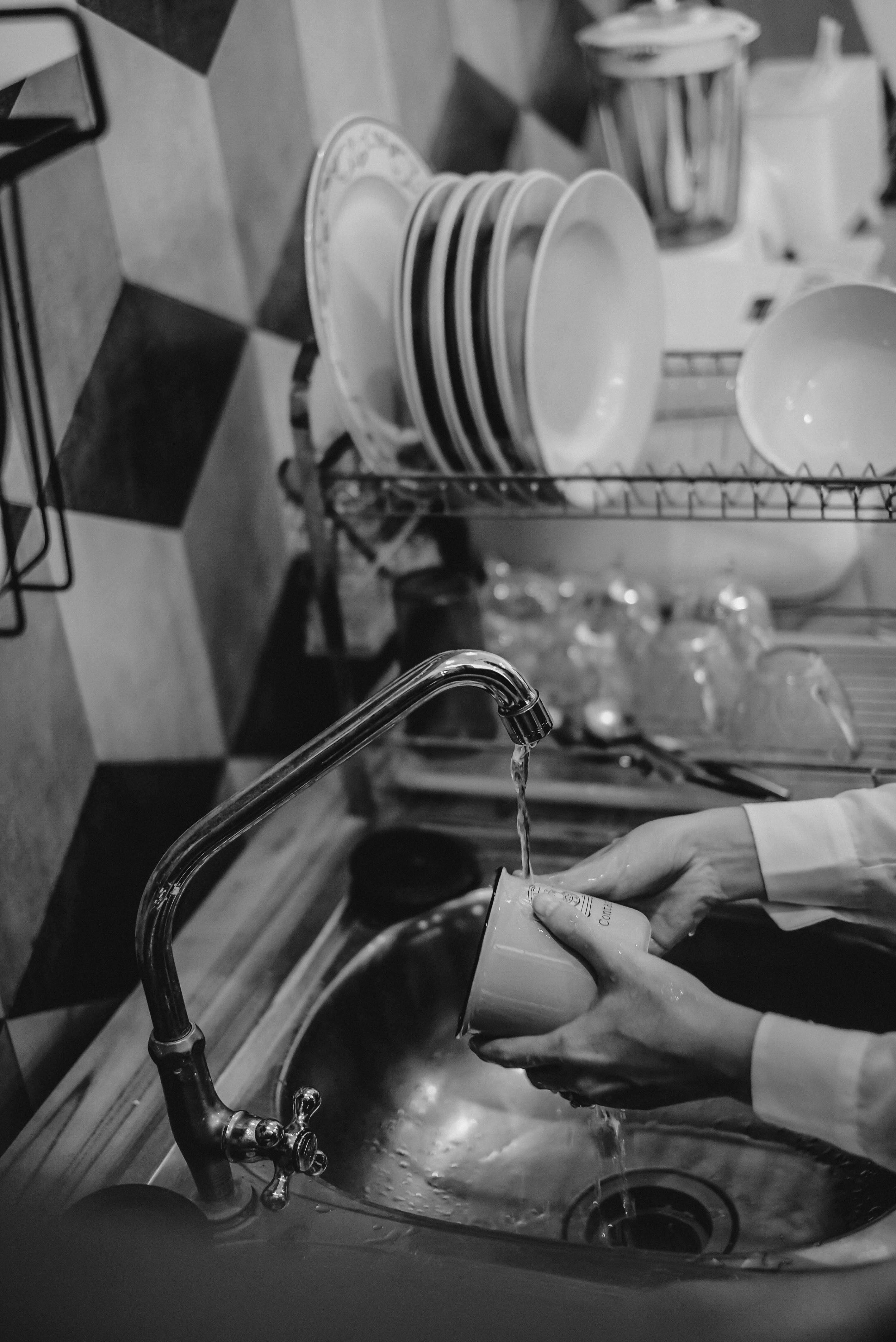 Una persona lavando una taza | Fuente: Pexels