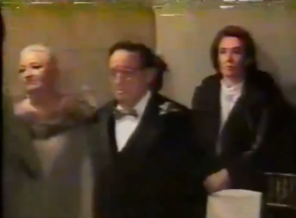 Graciela Fernández y Roberto Gómez Bolaños en la boda de Chantal Andere y Roberto Gómez Fernández en 2001. | Foto: x.com/Diario_Cambio