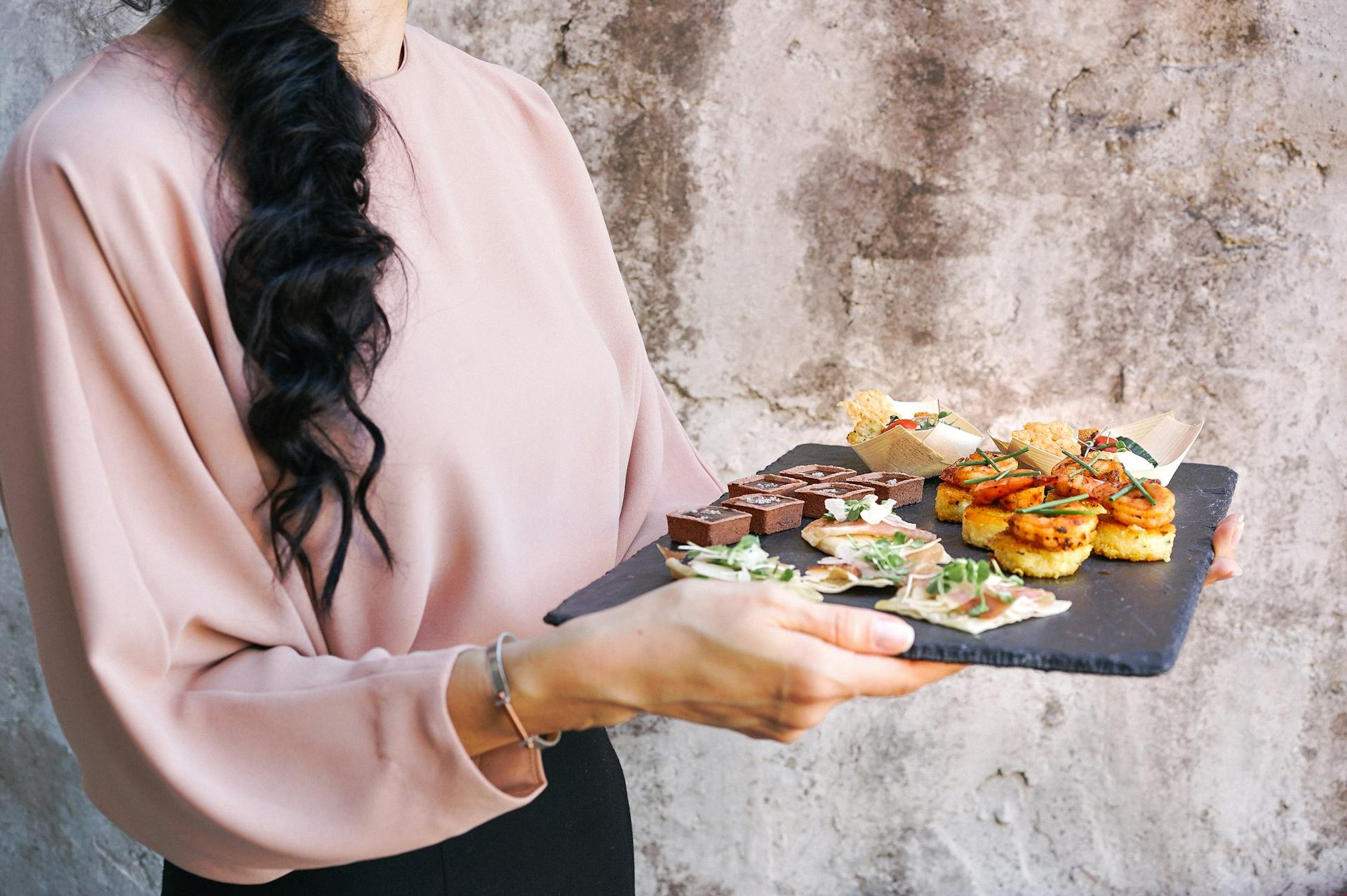 Una mujer sosteniendo comida | Fuente: Pexels
